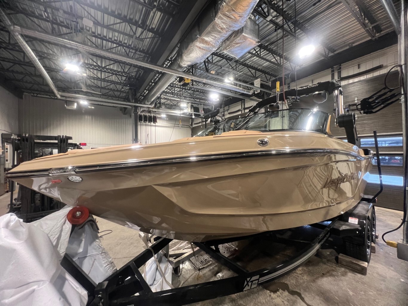Bateau Mastercraft XT 22T 2026 Beige sur Tanne, Moteur Ilmor 5.3l, Complètement Équipé pour le Wakesurf!