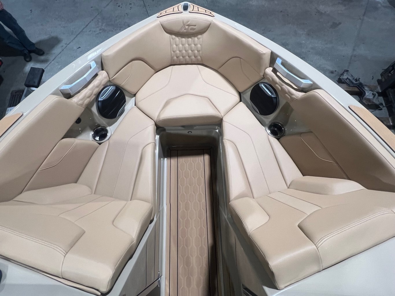 Bateau Mastercraft XT 22T 2026 Beige sur Tanne, Moteur Ilmor 5.3l, Complètement Équipé pour le Wakesurf!