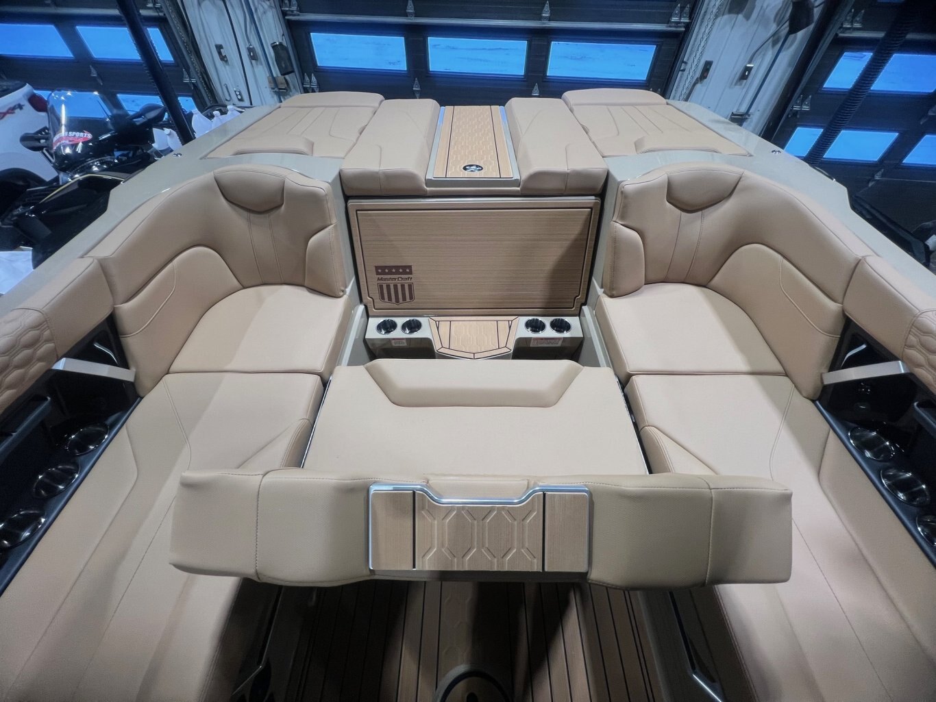 Bateau Mastercraft XT 22T 2026 Beige sur Tanne, Moteur Ilmor 5.3l, Complètement Équipé pour le Wakesurf!