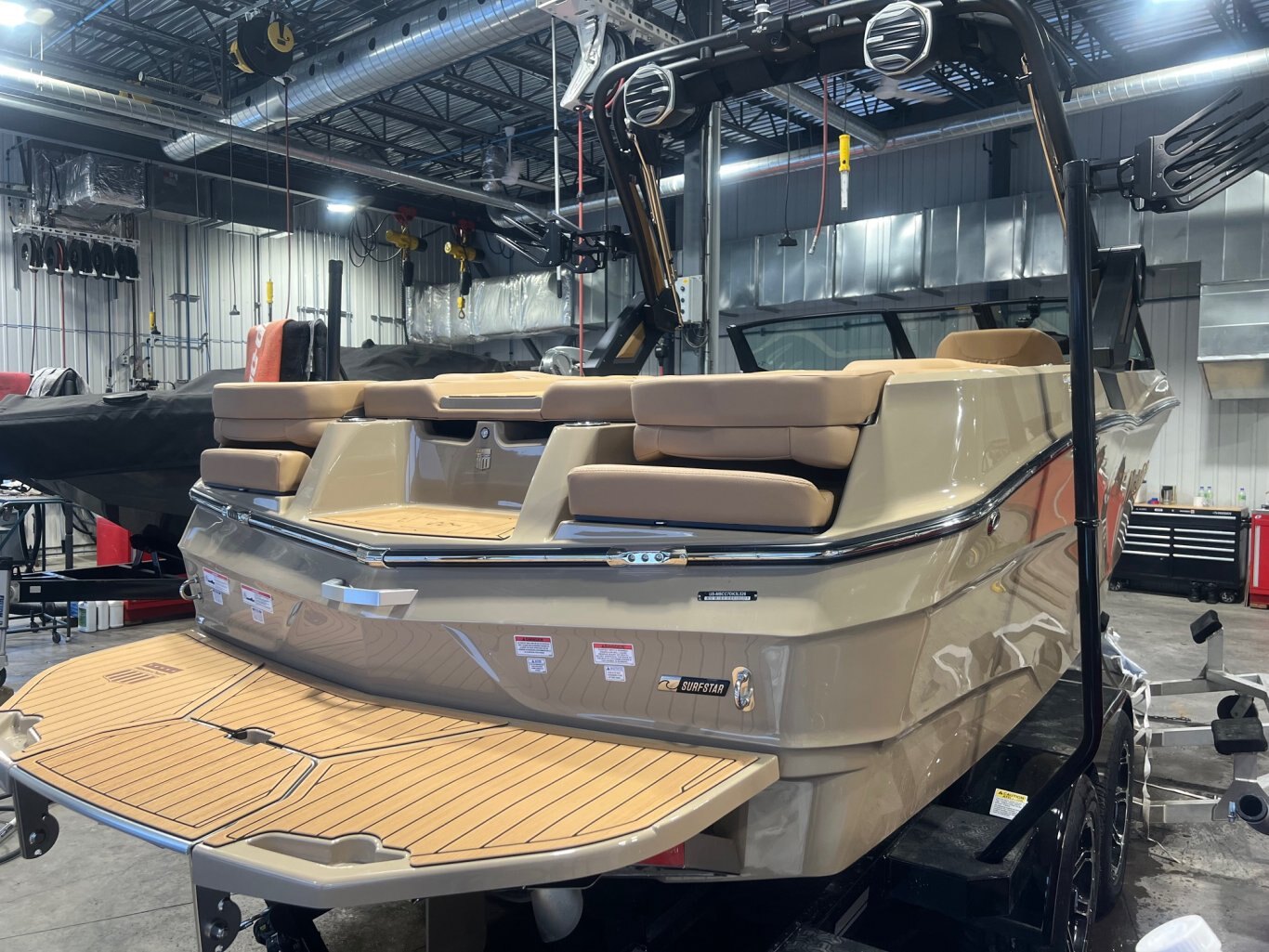 Bateau Mastercraft XT 22T 2026 Beige sur Tanne, Moteur Ilmor 5.3l, Complètement Équipé pour le Wakesurf!