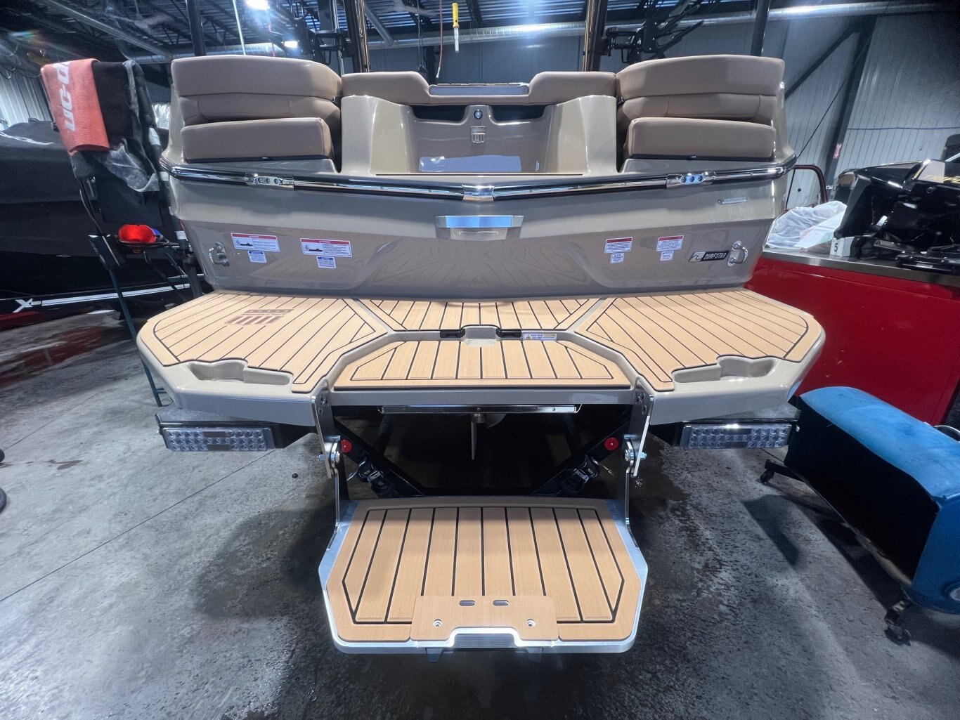 Bateau Mastercraft XT 22T 2026 Beige sur Tanne, Moteur Ilmor 5.3l, Complètement Équipé pour le Wakesurf!