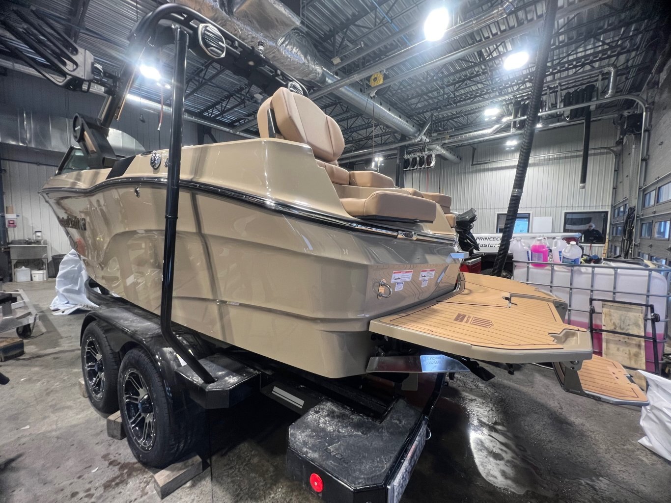 Bateau Mastercraft XT 22T 2026 Beige sur Tanne, Moteur Ilmor 5.3l, Complètement Équipé pour le Wakesurf!