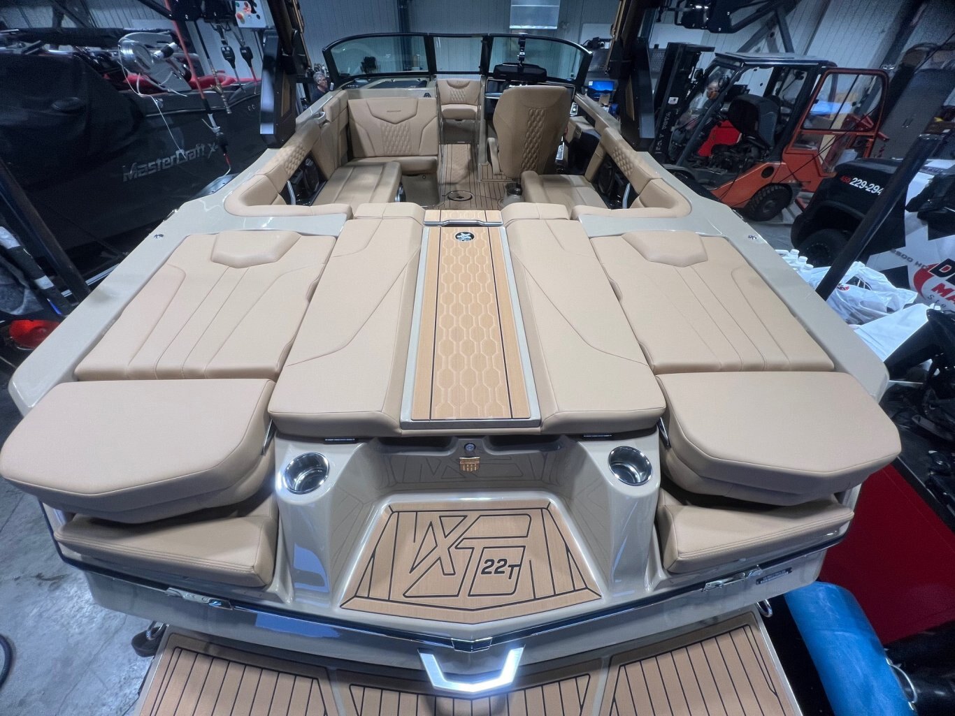Bateau Mastercraft XT 22T 2026 Beige sur Tanne, Moteur Ilmor 5.3l, Complètement Équipé pour le Wakesurf!