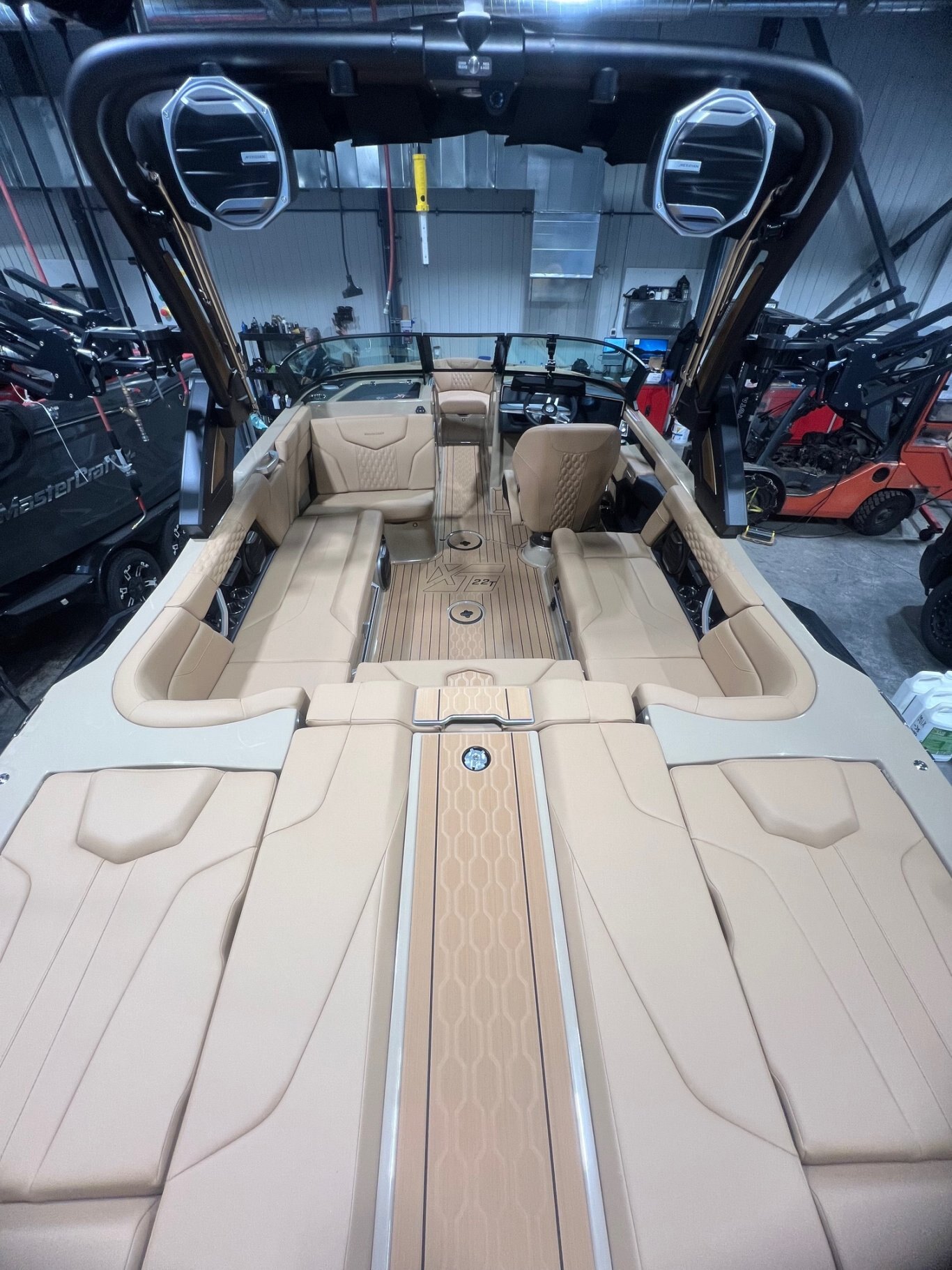 Bateau Mastercraft XT 22T 2026 Beige sur Tanne, Moteur Ilmor 5.3l, Complètement Équipé pour le Wakesurf!