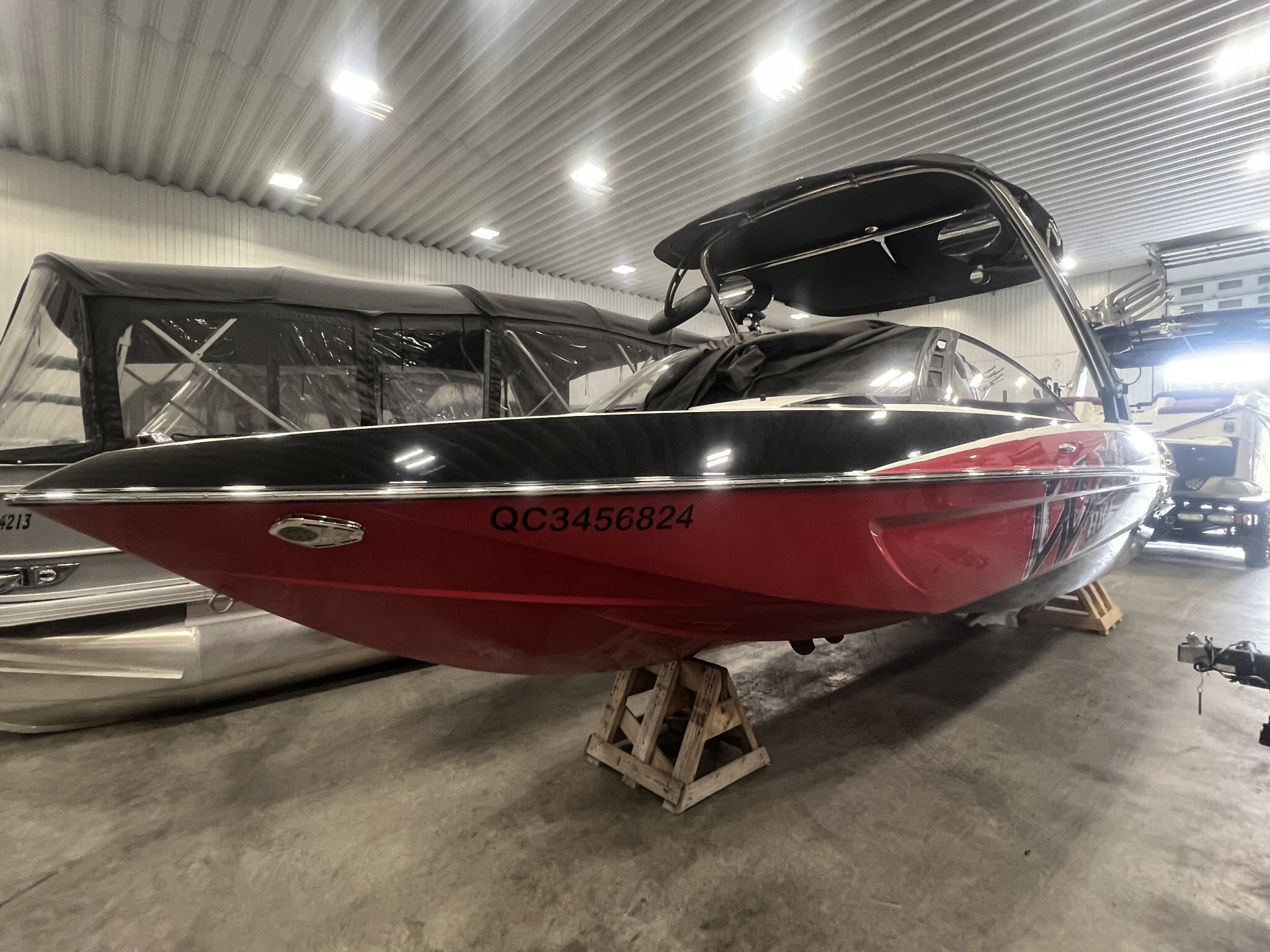 Bateau Malibu Wakesetter VLX 21.6' 2012 Rouge & Noir Moteur Indmar Monsoon 350hp avec 450h, Complètement Équipé pour le Wakesurf!