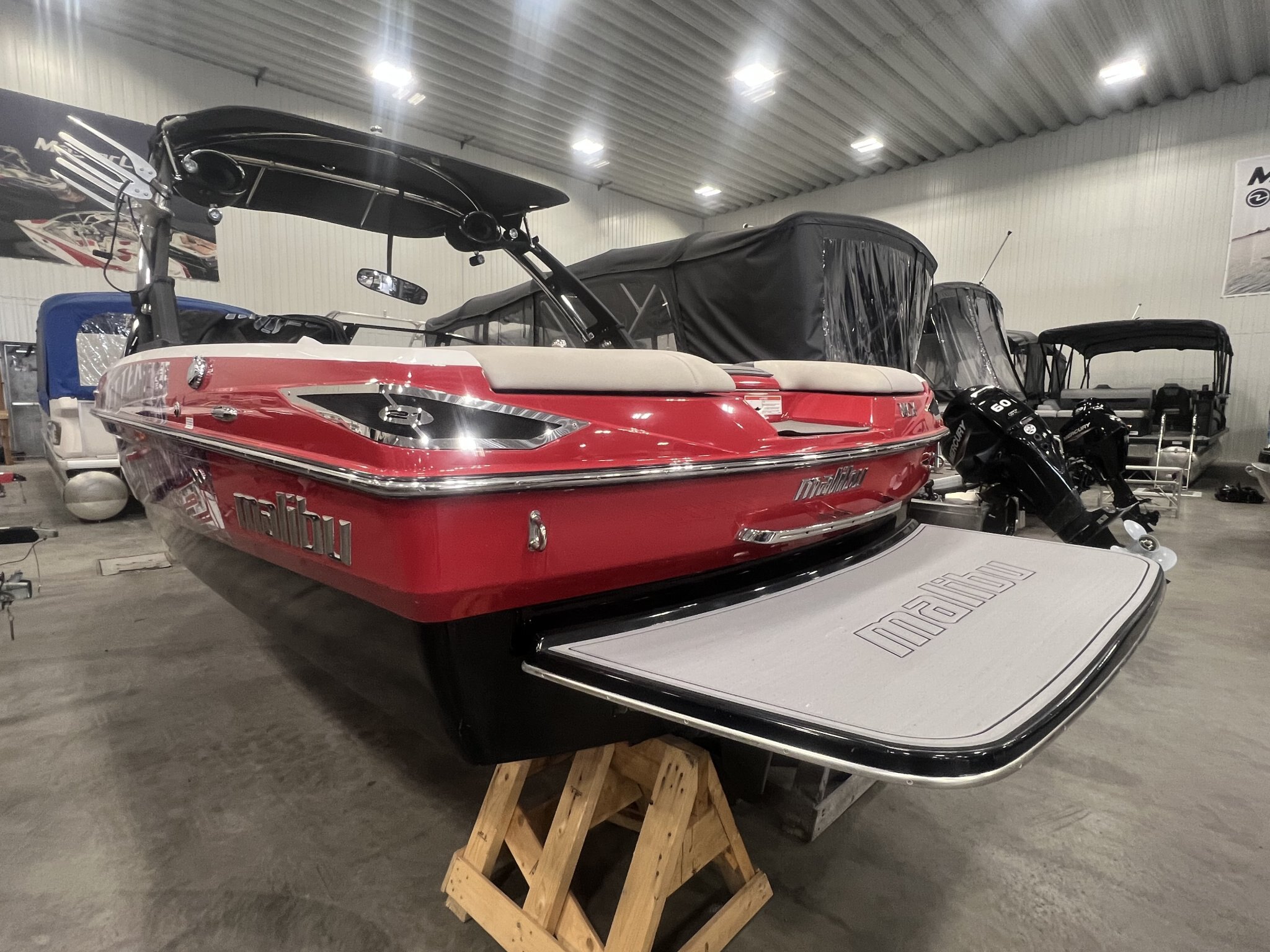 Bateau Malibu Wakesetter VLX 21.6' 2012 Rouge & Noir Moteur Indmar Monsoon 350hp avec 450h, Complètement Équipé pour le Wakesurf!
