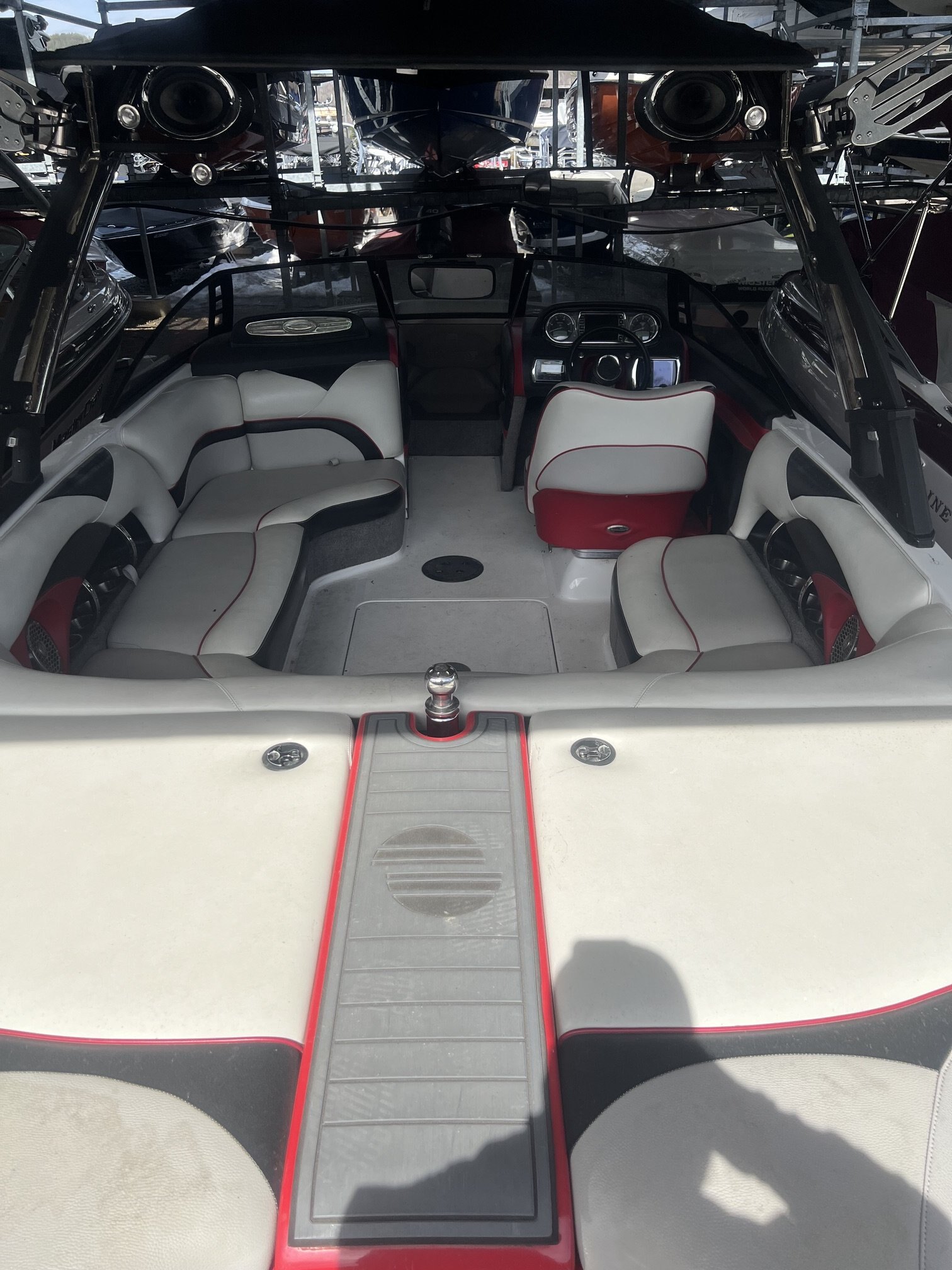 Bateau Malibu Wakesetter VLX 21.6' 2012 Rouge & Noir Moteur Indmar Monsoon 350hp avec 450h, Complètement Équipé pour le Wakesurf!