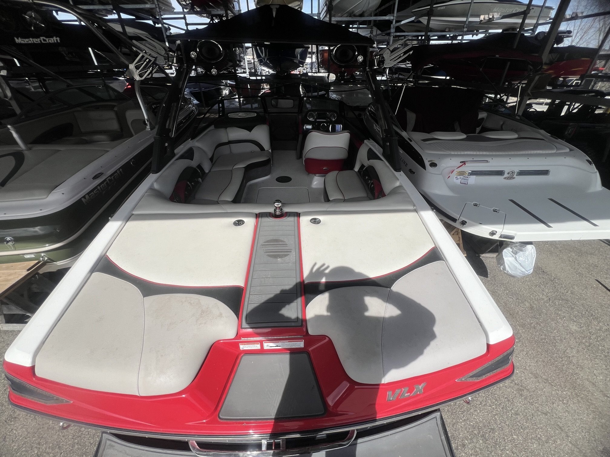 Bateau Malibu Wakesetter VLX 21.6' 2012 Rouge & Noir Moteur Indmar Monsoon 350hp avec 450h, Complètement Équipé pour le Wakesurf!