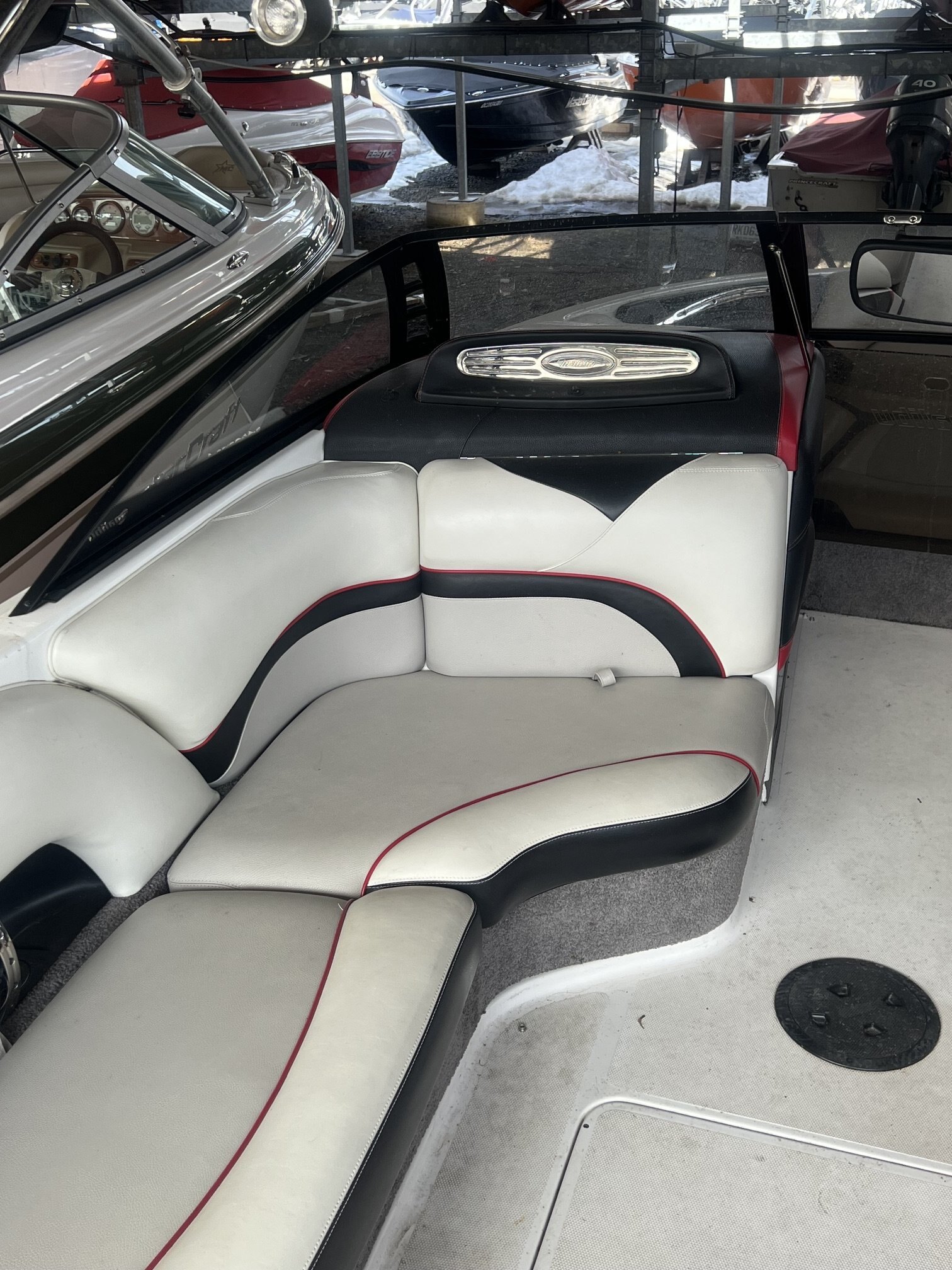 Bateau Malibu Wakesetter VLX 21.6' 2012 Rouge & Noir Moteur Indmar Monsoon 350hp avec 450h, Complètement Équipé pour le Wakesurf!