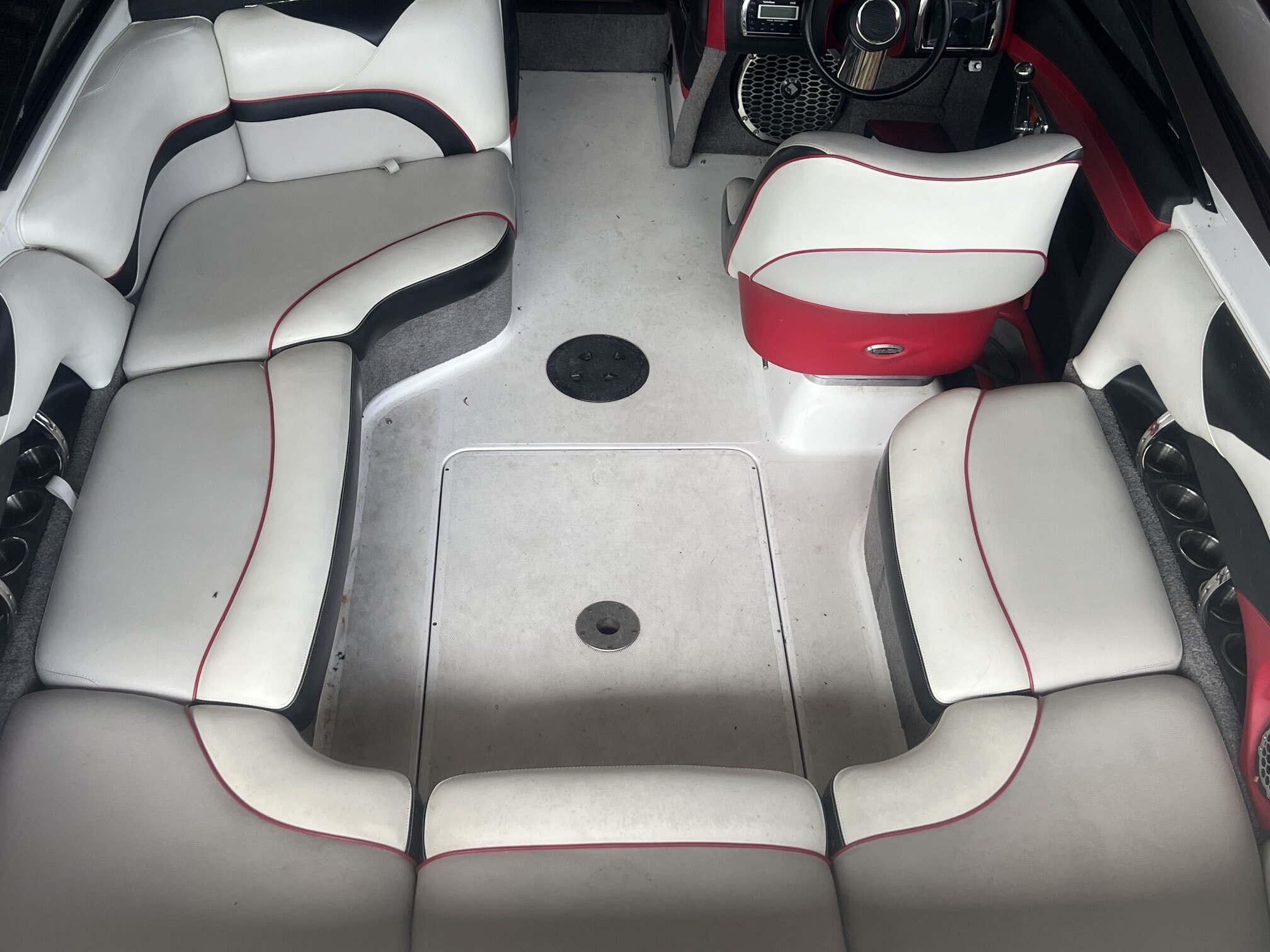 Bateau Malibu Wakesetter VLX 21.6' 2012 Rouge & Noir Moteur Indmar Monsoon 350hp avec 450h, Complètement Équipé pour le Wakesurf!