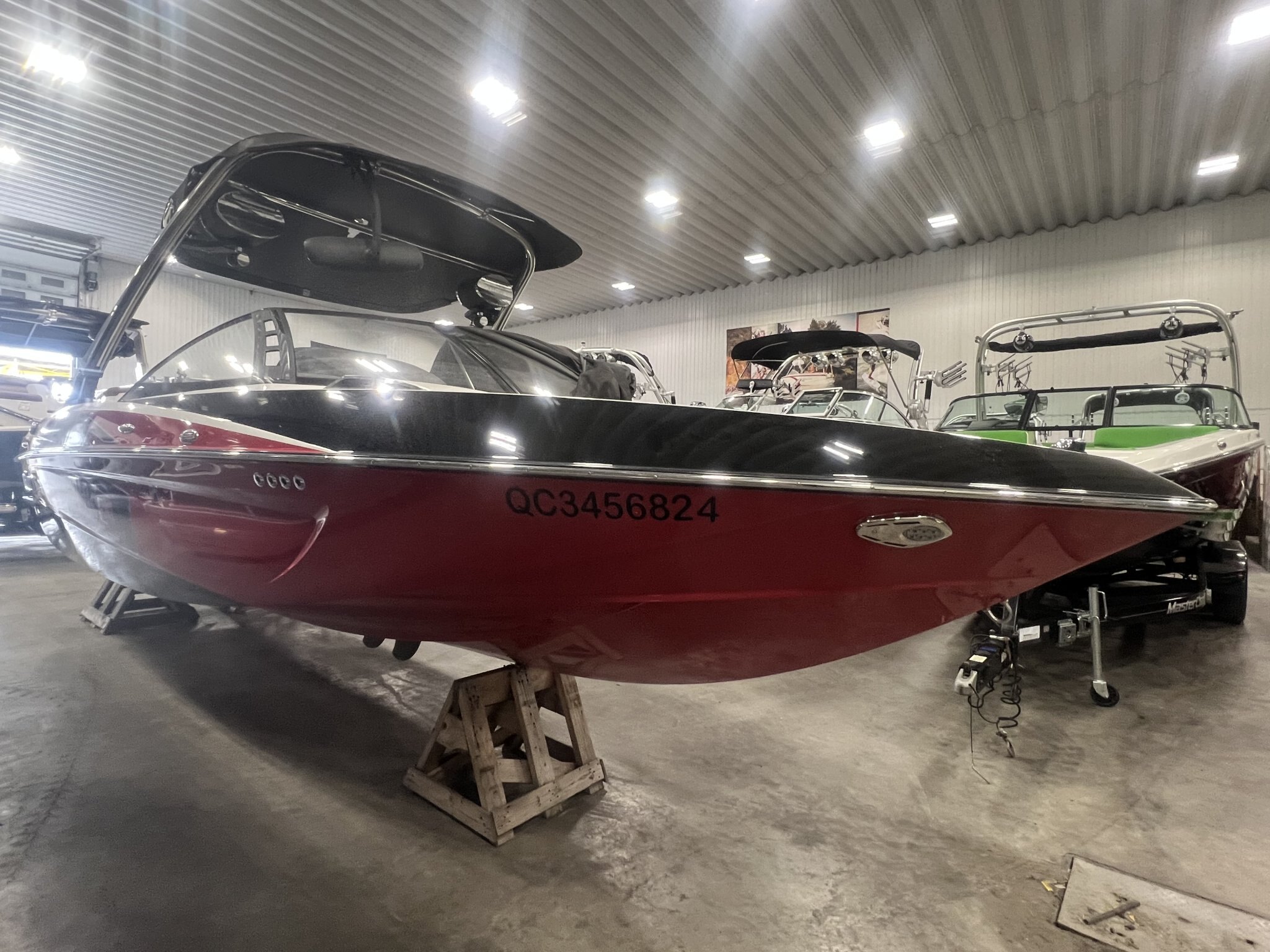 Bateau Malibu Wakesetter VLX 21.6' 2012 Rouge & Noir Moteur Indmar Monsoon 350hp avec 450h, Complètement Équipé pour le Wakesurf!