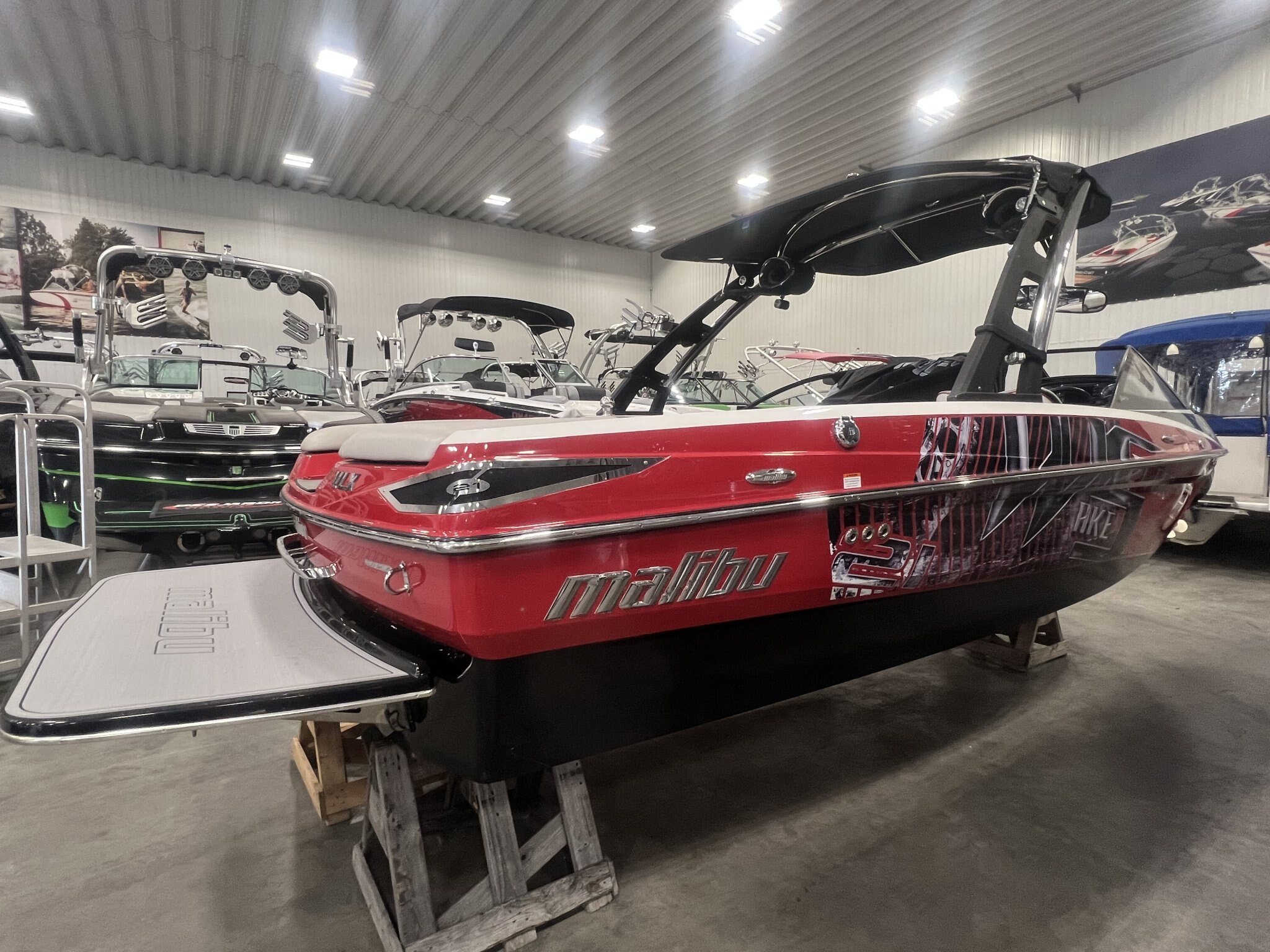 Bateau Malibu Wakesetter VLX 21.6' 2012 Rouge & Noir Moteur Indmar Monsoon 350hp avec 450h, Complètement Équipé pour le Wakesurf!
