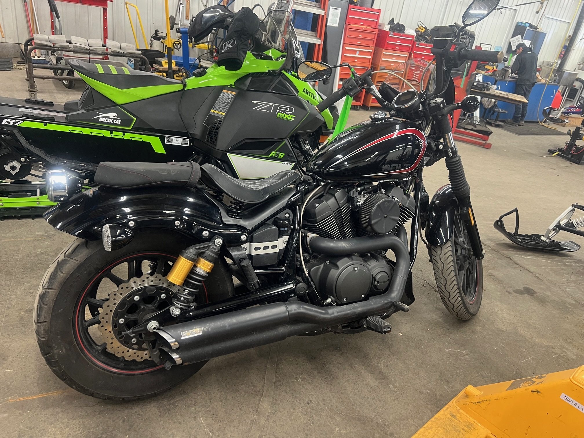 Moto Yamaha Bolt 2015 Noir moteur V2 950cc avec 4483km, Custom avec très beau sons!