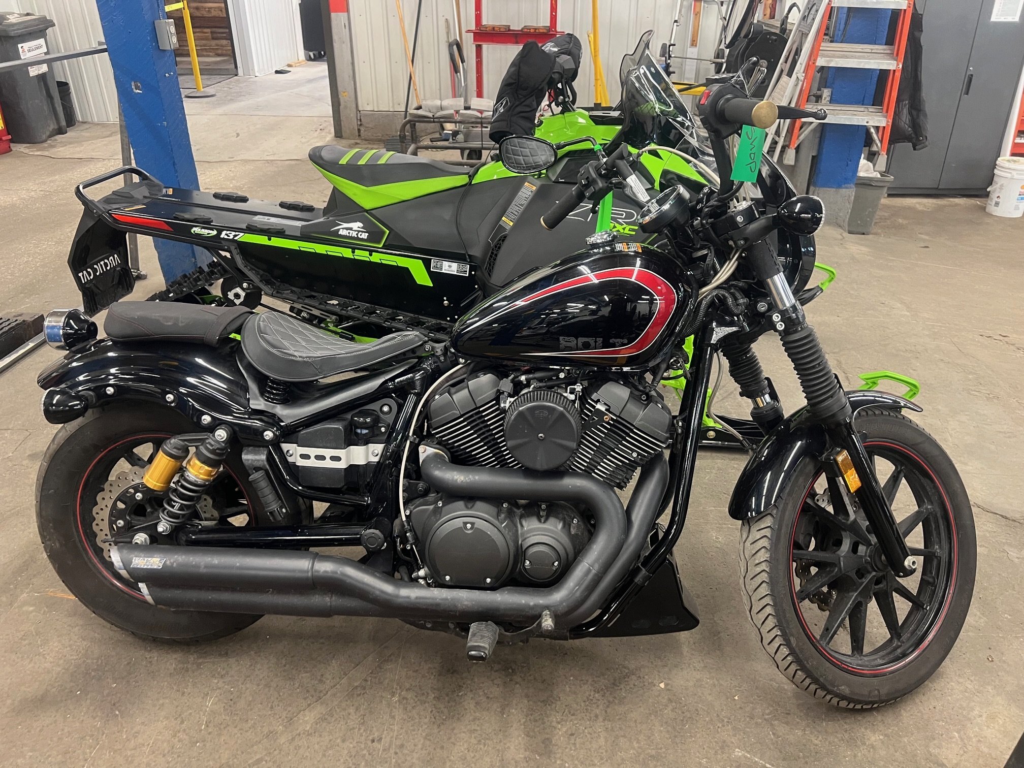 Moto Yamaha Bolt 2015 Noir moteur V2 950cc avec 4483km, Custom avec très beau sons!
