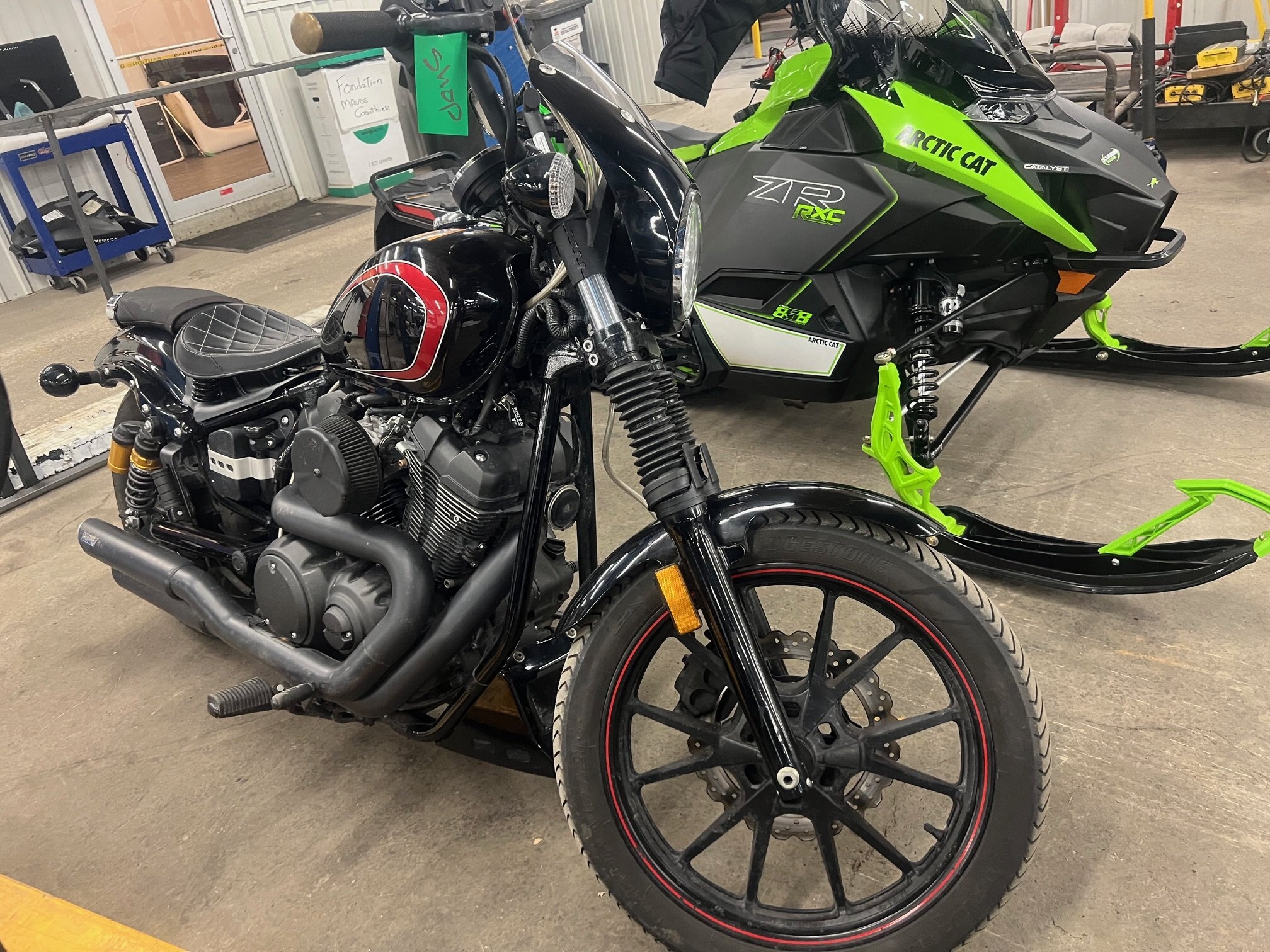 Moto Yamaha Bolt 2015 Noir moteur V2 950cc avec 4483km, Custom avec très beau sons!