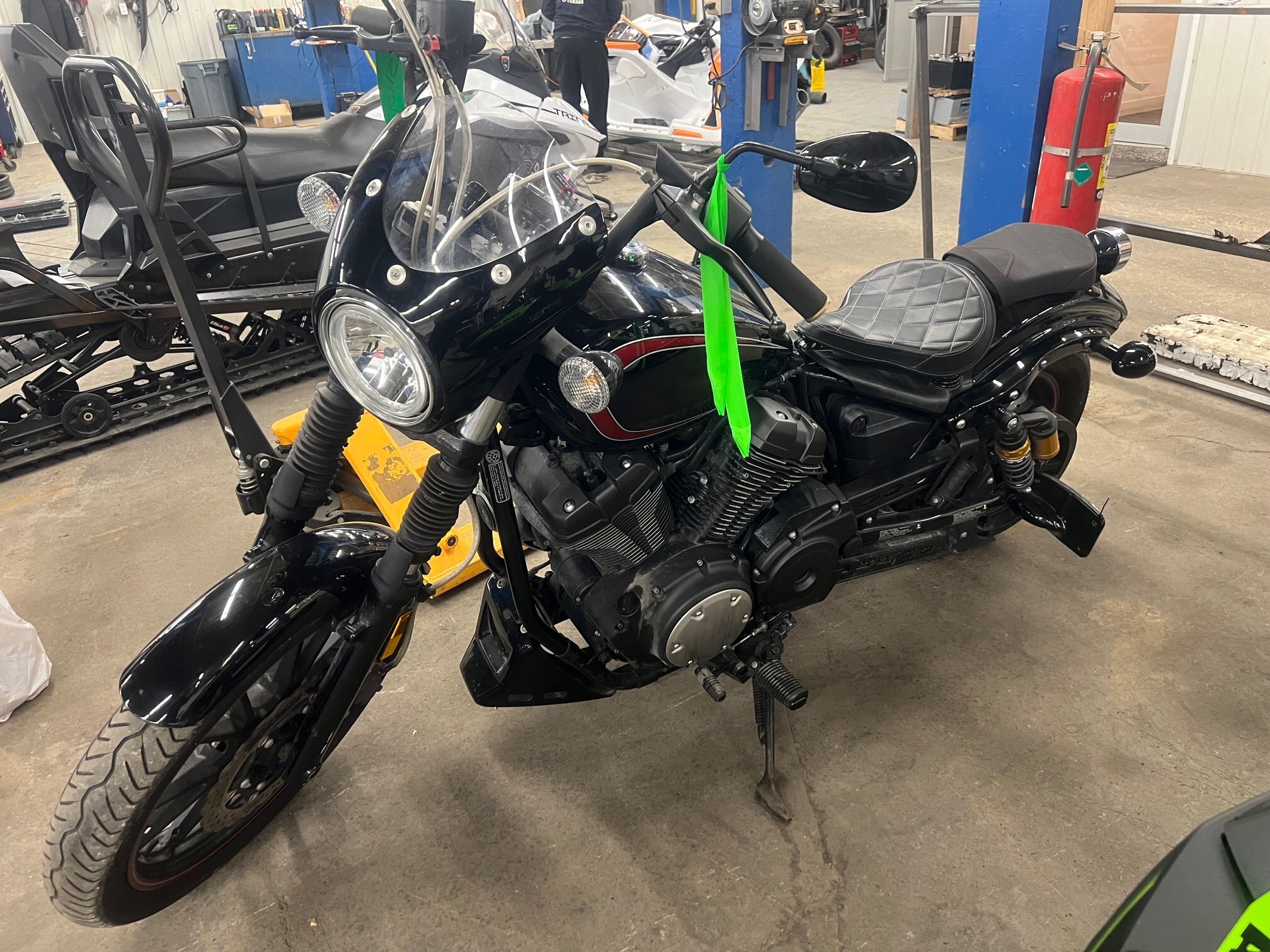 Moto Yamaha Bolt 2015 Noir moteur V2 950cc avec 4483km, Custom avec très beau sons!