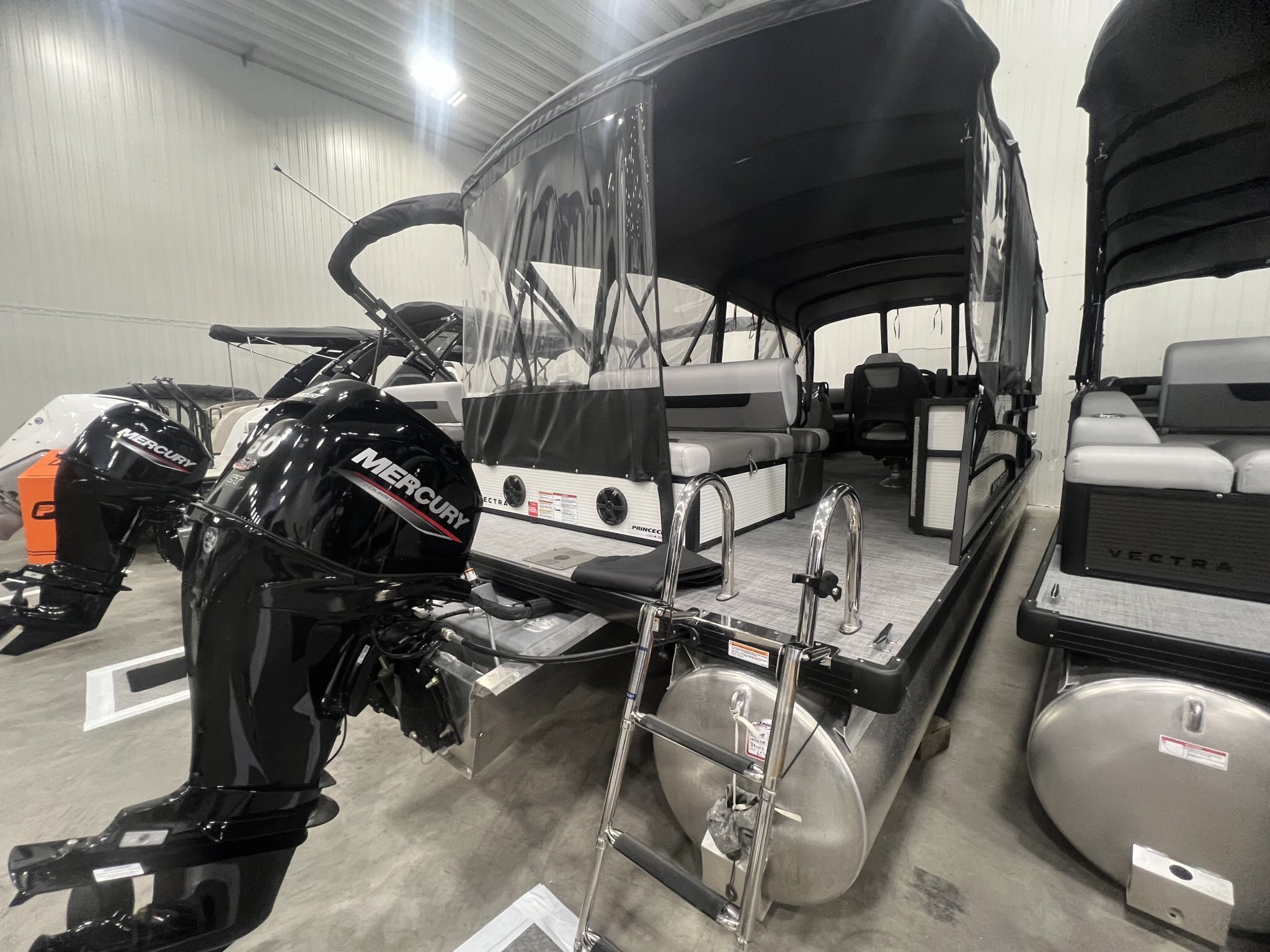 Ponton Princecraft Vectra 23RL 2026 Blanc Édition Noir Moteur Mercury 60hp, Toit Campeur,2x Tables Système de Sons Kicker!