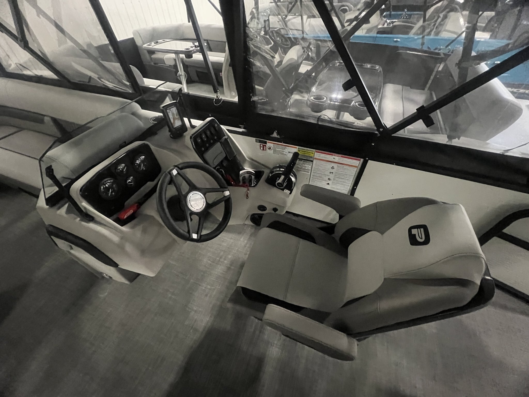 Ponton Princecraft Vectra 23RL 2026 Blanc Édition Noir Moteur Mercury 60hp, Toit Campeur,2x Tables Système de Sons Kicker!