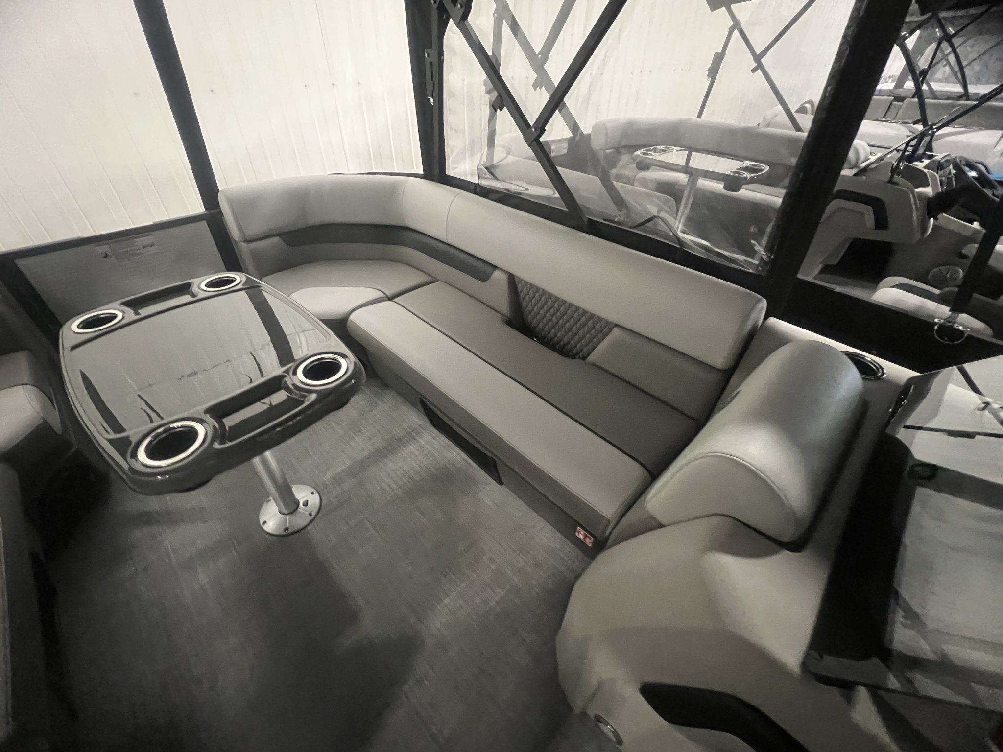 Ponton Princecraft Vectra 23RL 2026 Blanc Édition Noir Moteur Mercury 60hp, Toit Campeur,2x Tables Système de Sons Kicker!