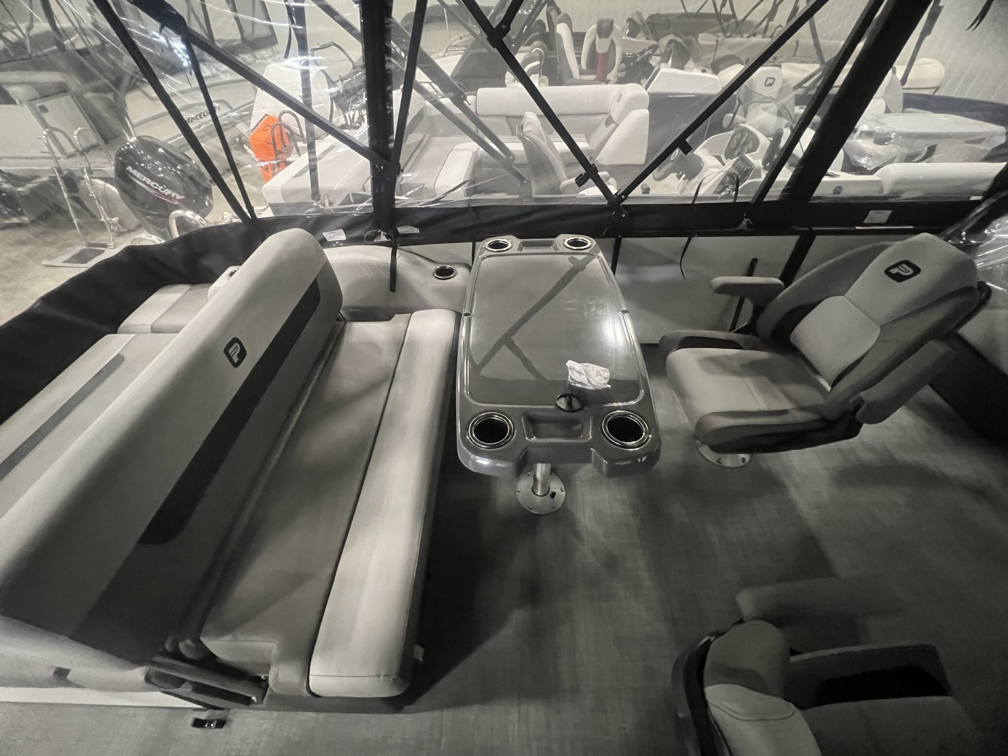 Ponton Princecraft Vectra 23RL 2026 Blanc Édition Noir Moteur Mercury 60hp, Toit Campeur,2x Tables Système de Sons Kicker!