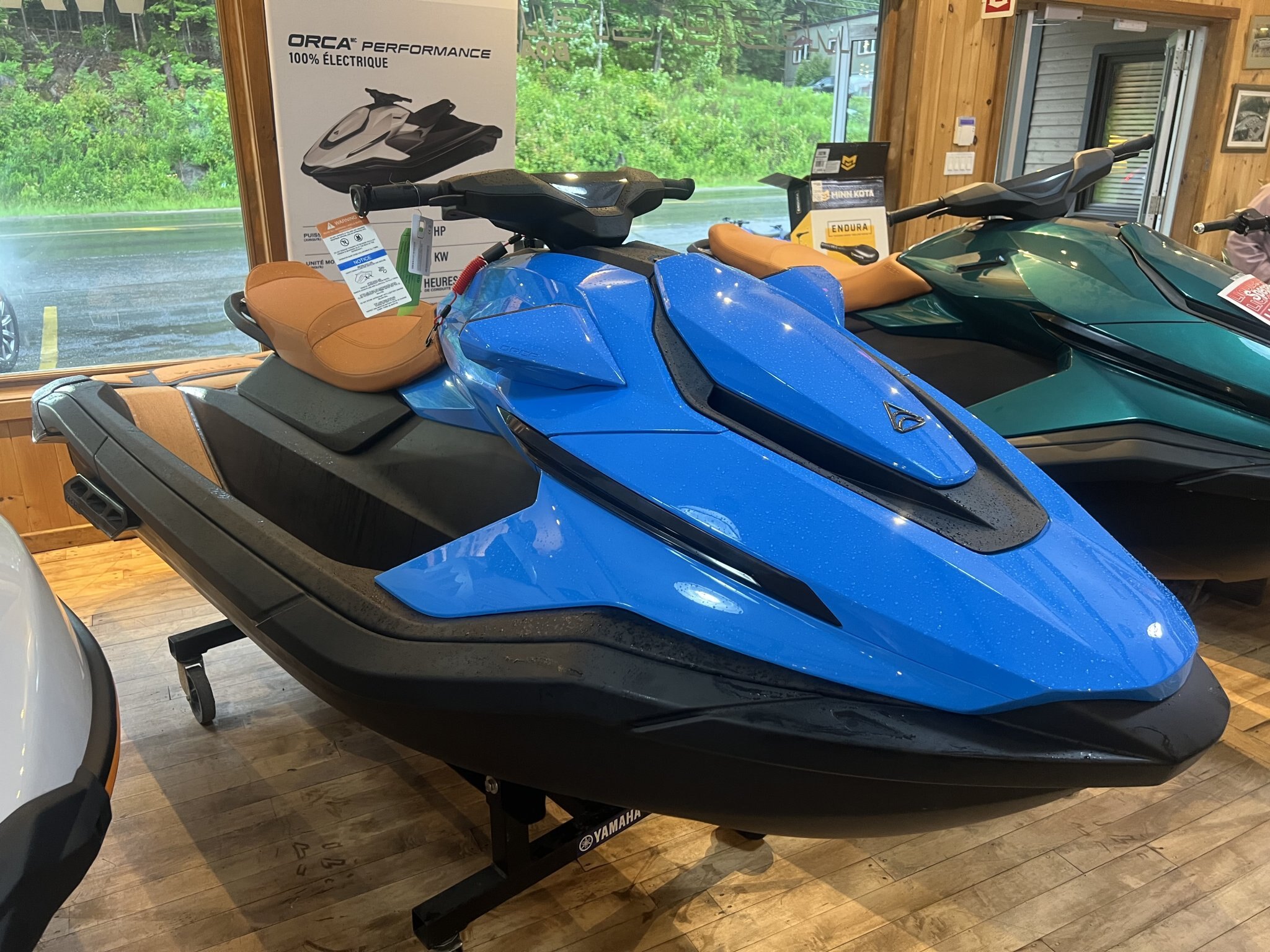 Motomarine Électrique Taiga Orca WX3 2026 Bleu sur Tan, modèle à trois passagers.