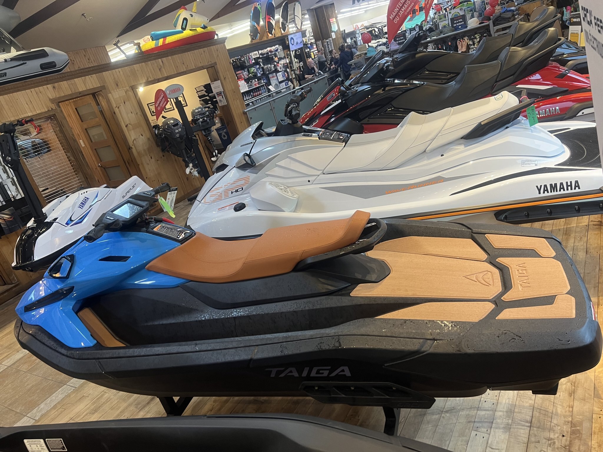 Motomarine Électrique Taiga Orca WX3 2026 Bleu sur Tan, modèle à trois passagers.