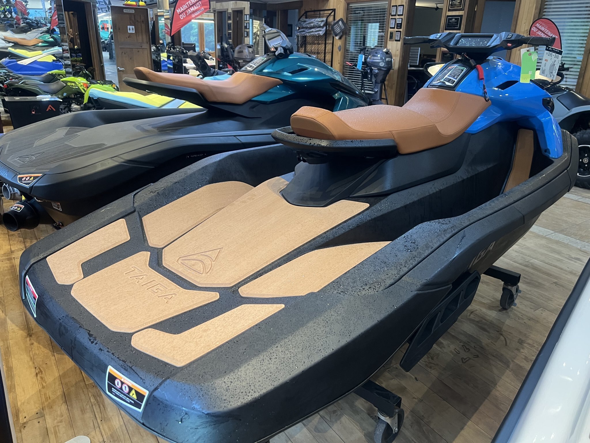 Motomarine Électrique Taiga Orca WX3 2026 Bleu sur Tan, modèle à trois passagers.