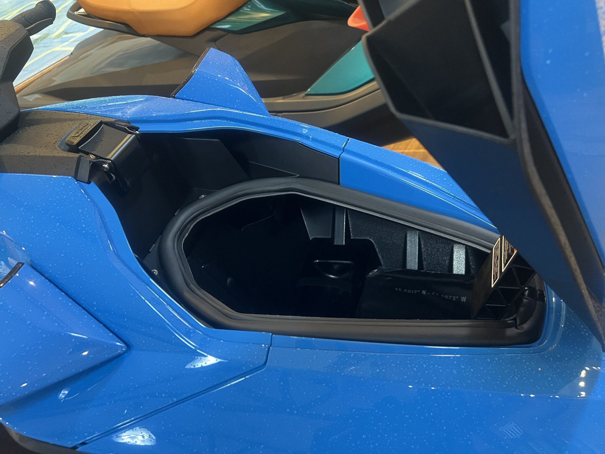 Motomarine Électrique Taiga Orca WX3 2026 Bleu sur Tan, modèle à trois passagers.