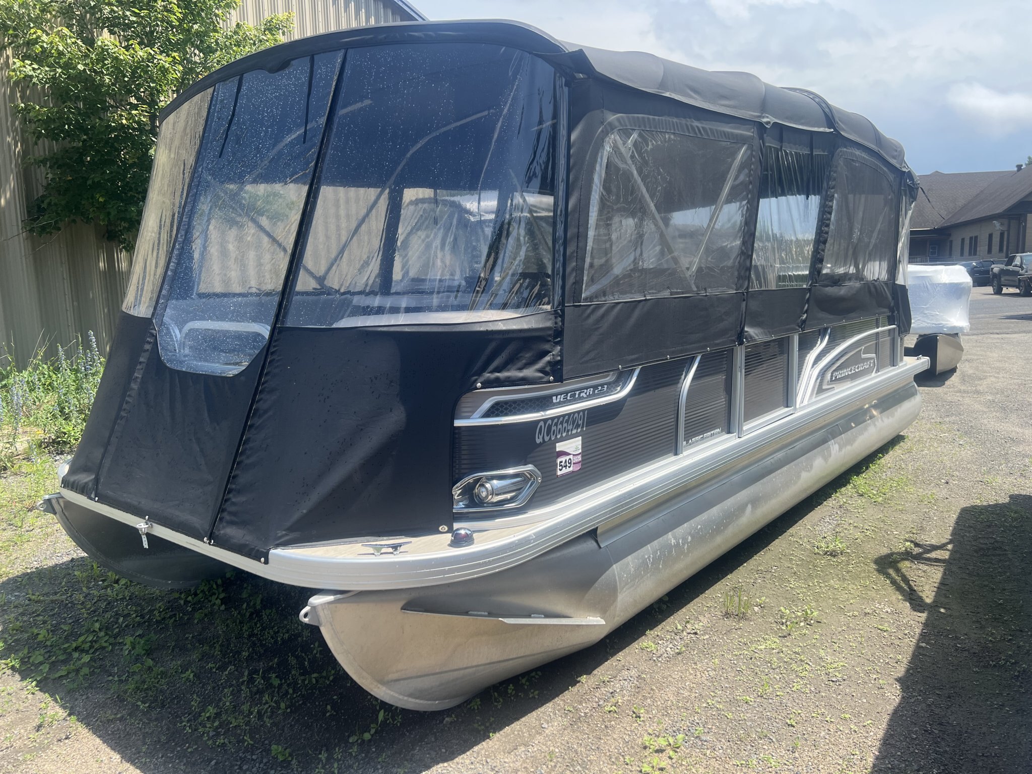 Ponton Princecraft Vectra 23RL 2019, moteur Mercury 60hp, Toit Campeur, Pole Ski, Table, Sonar & Système de sons!