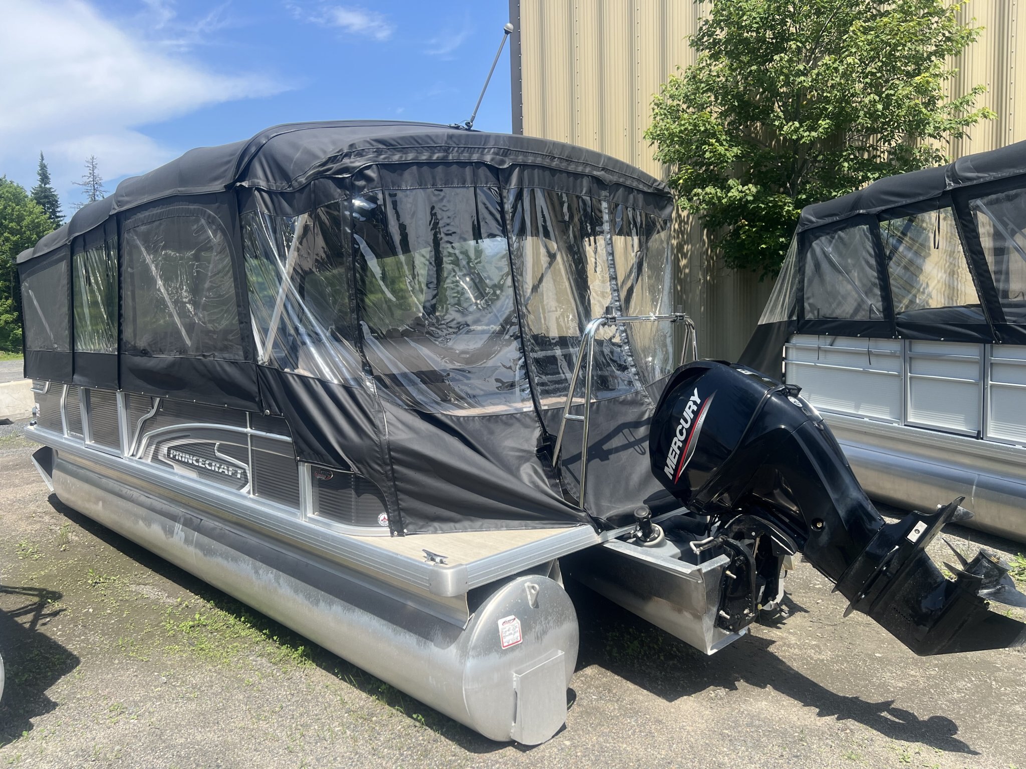 Ponton Princecraft Vectra 23RL 2019, moteur Mercury 60hp, Toit Campeur, Pole Ski, Table, Sonar & Système de sons!