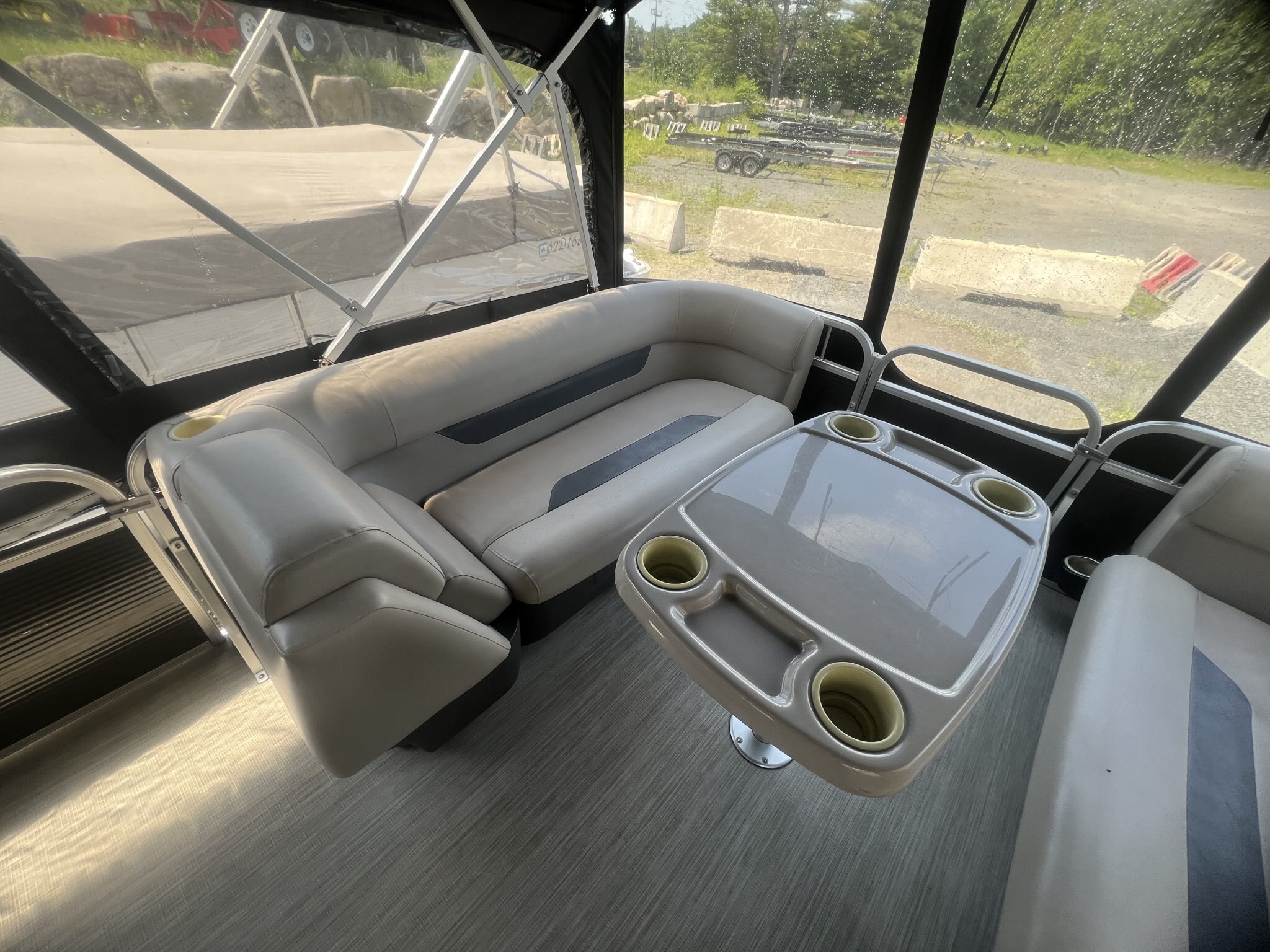 Ponton Princecraft Vectra 23RL 2019, moteur Mercury 60hp, Toit Campeur, Pole Ski, Table, Sonar & Système de sons!