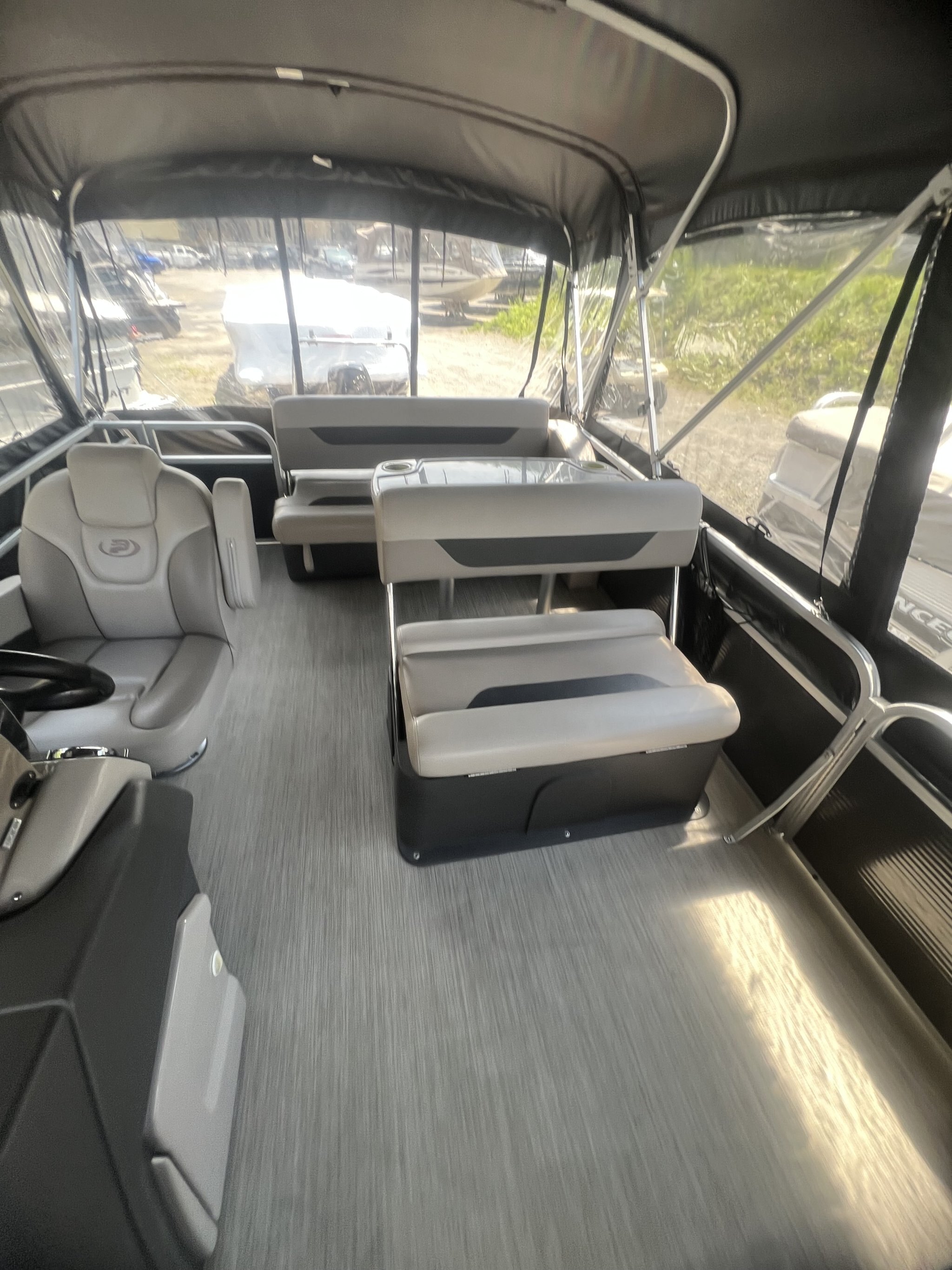 Ponton Princecraft Vectra 23RL 2019, moteur Mercury 60hp, Toit Campeur, Pole Ski, Table, Sonar & Système de sons!