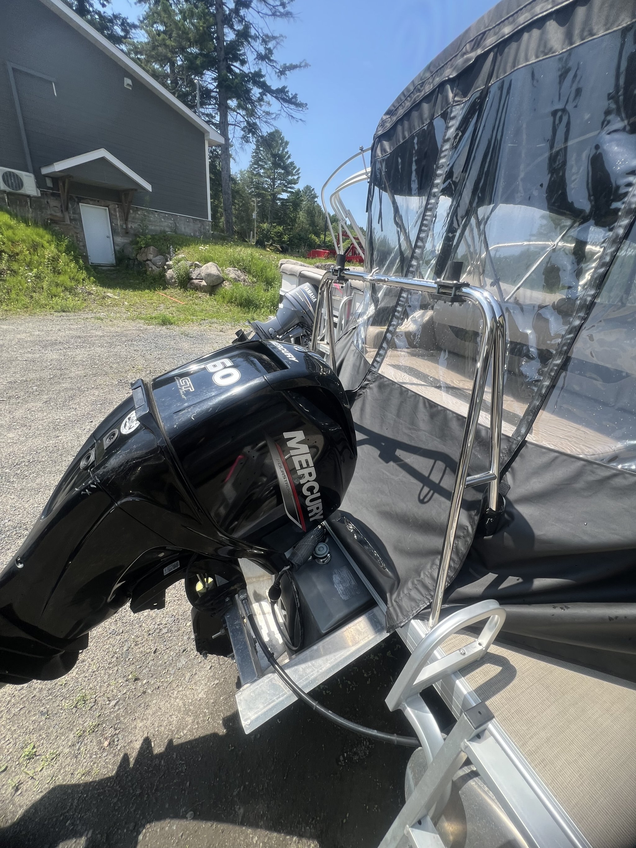 Ponton Princecraft Vectra 23RL 2019, moteur Mercury 60hp, Toit Campeur, Pole Ski, Table, Sonar & Système de sons!