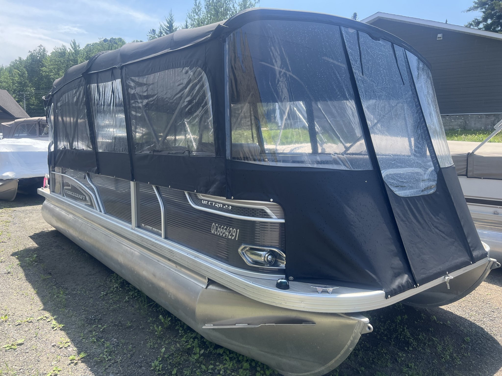 Ponton Princecraft Vectra 23RL 2019, moteur Mercury 60hp, Toit Campeur, Pole Ski, Table, Sonar & Système de sons!
