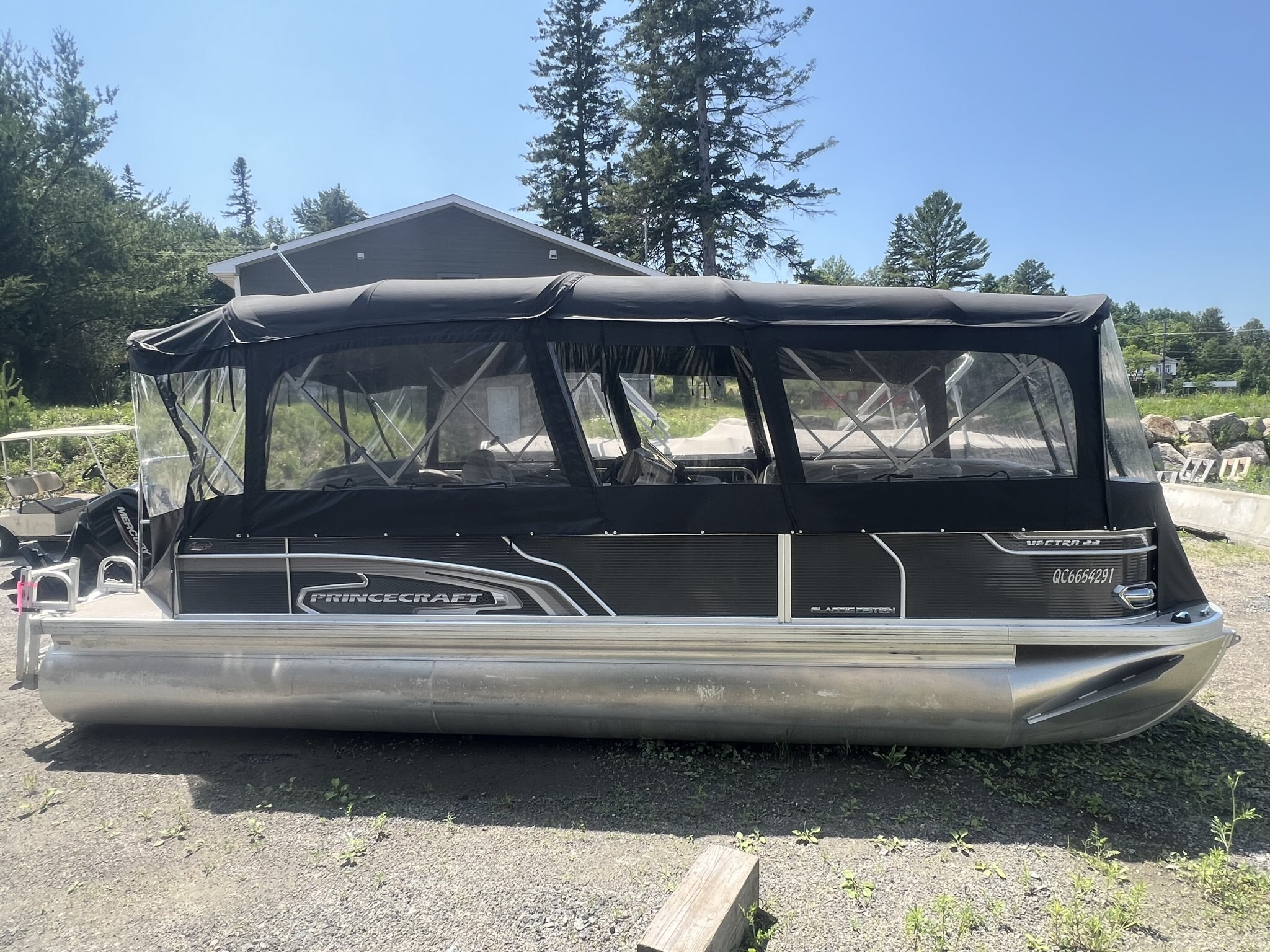 Ponton Princecraft Vectra 23RL 2019, moteur Mercury 60hp, Toit Campeur, Pole Ski, Table, Sonar & Système de sons!