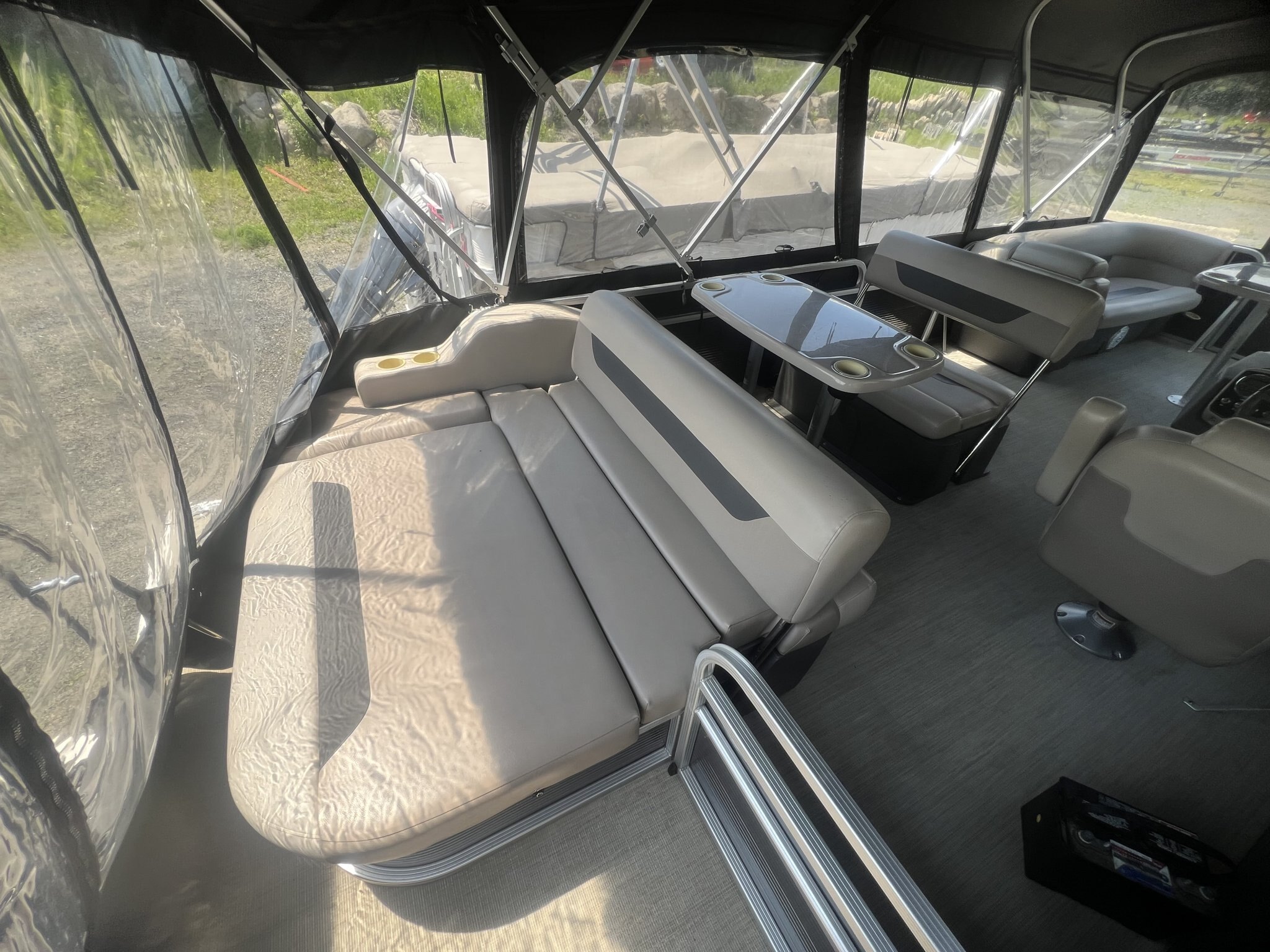 Ponton Princecraft Vectra 23RL 2019, moteur Mercury 60hp, Toit Campeur, Pole Ski, Table, Sonar & Système de sons!