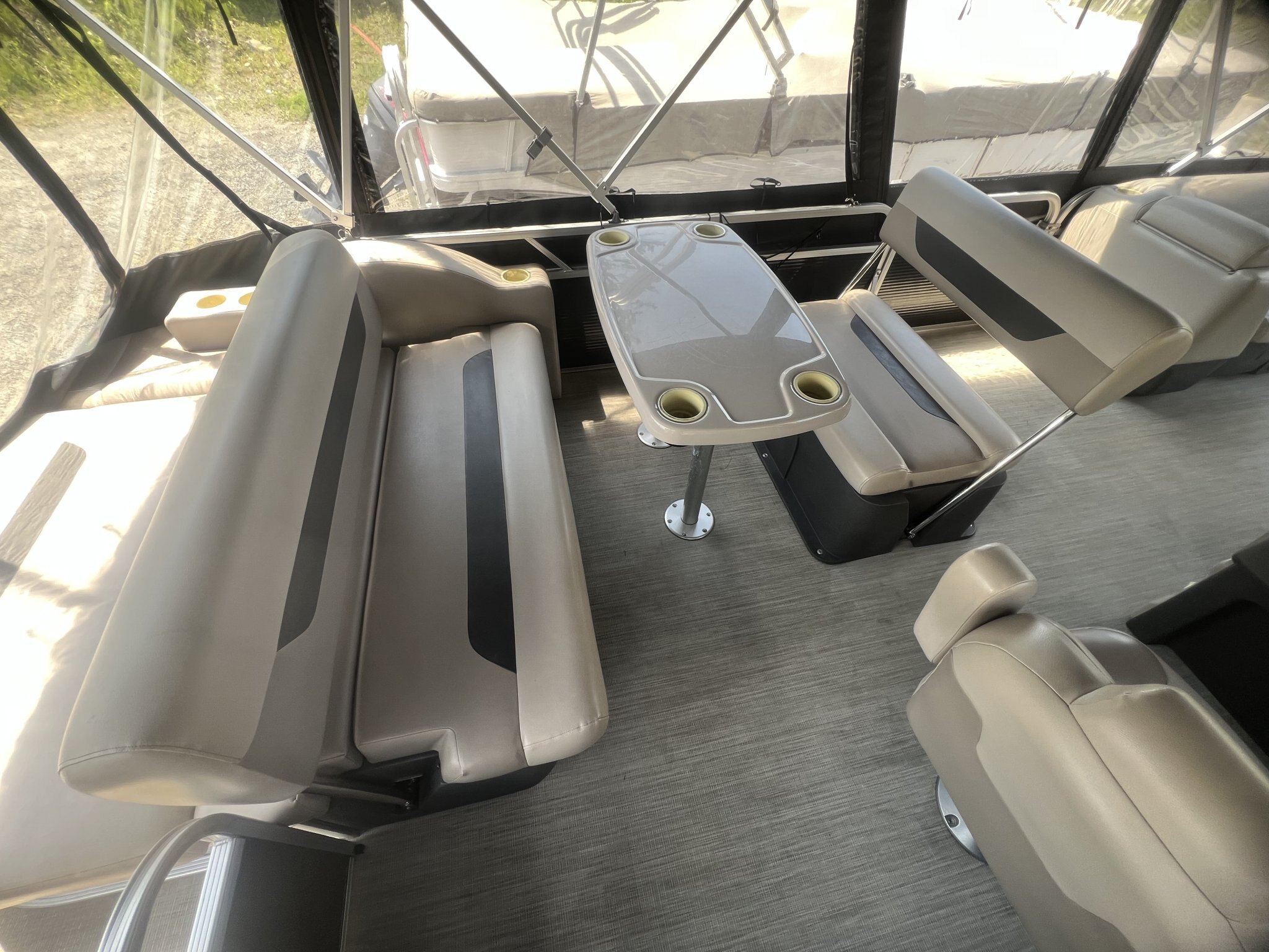 Ponton Princecraft Vectra 23RL 2019, moteur Mercury 60hp, Toit Campeur, Pole Ski, Table, Sonar & Système de sons!