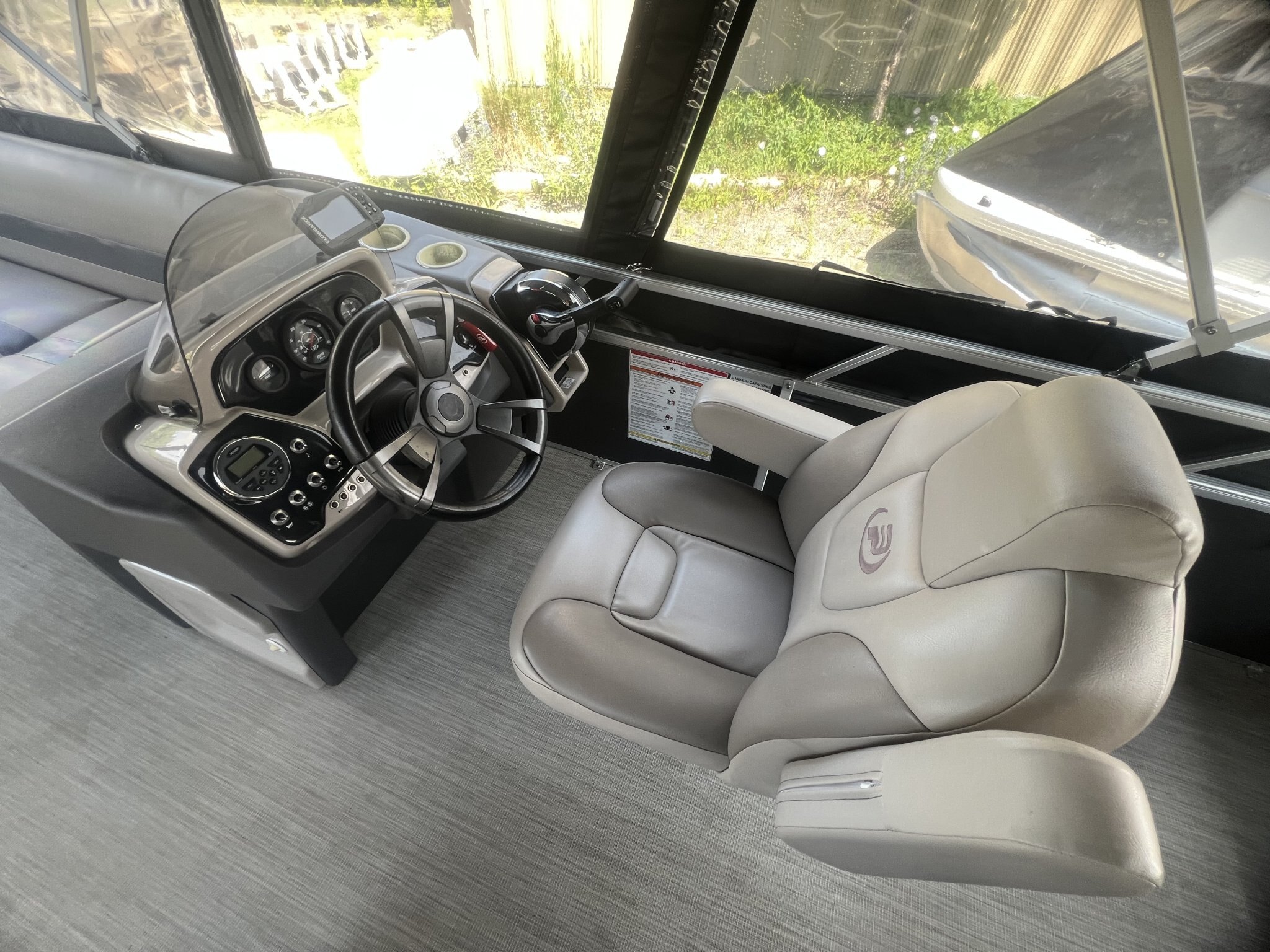 Ponton Princecraft Vectra 23RL 2019, moteur Mercury 60hp, Toit Campeur, Pole Ski, Table, Sonar & Système de sons!