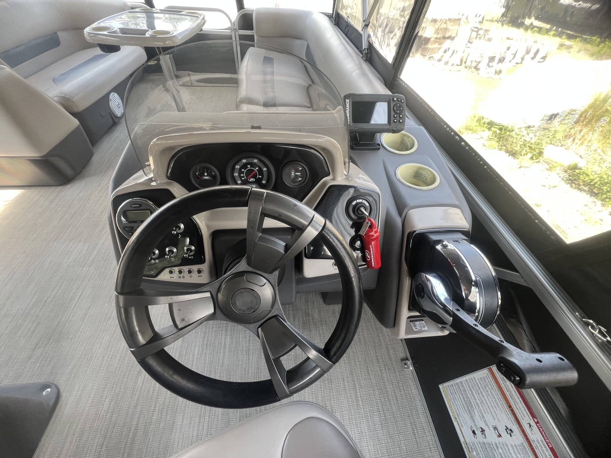 Ponton Princecraft Vectra 23RL 2019, moteur Mercury 60hp, Toit Campeur, Pole Ski, Table, Sonar & Système de sons!