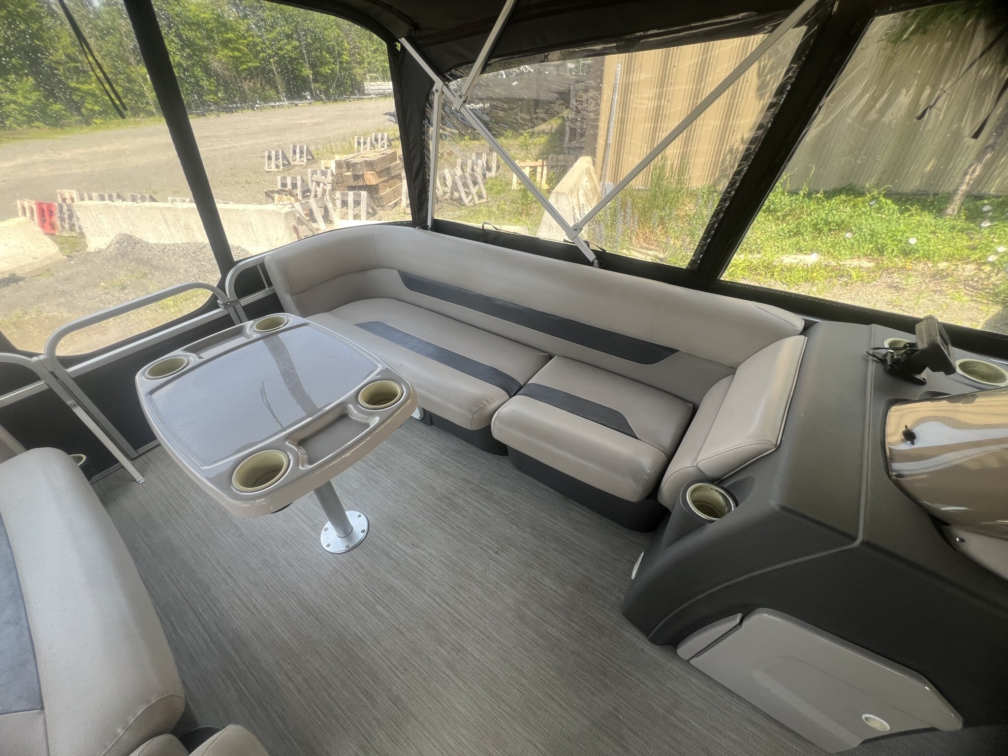 Ponton Princecraft Vectra 23RL 2019, moteur Mercury 60hp, Toit Campeur, Pole Ski, Table, Sonar & Système de sons!