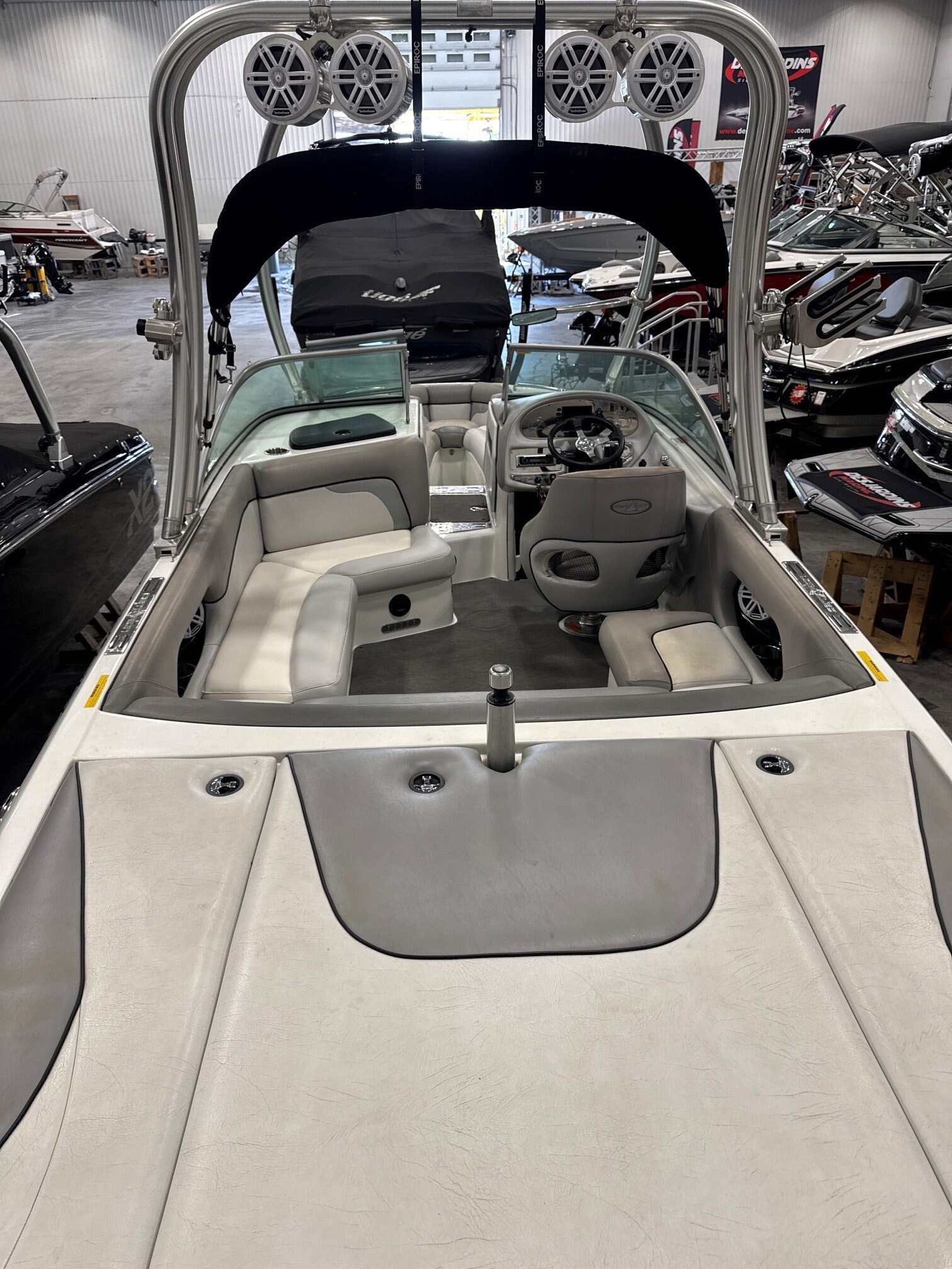 Bateau Centurion Elite V 2010 Moteur PCM 343hp 350h avec Remorque, Complètement Équipé pour le Wakesurf!