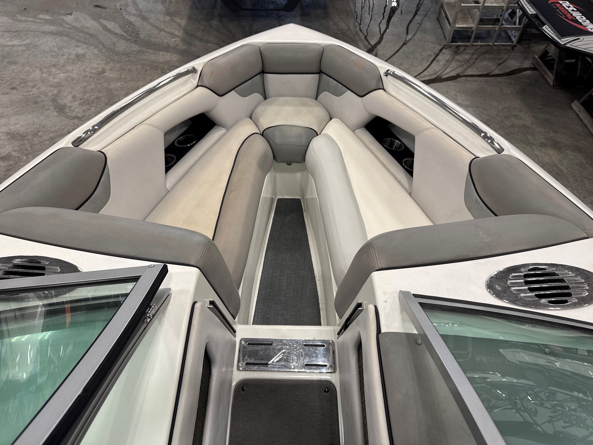 Bateau Centurion Elite V 2010 Moteur PCM 343hp 350h avec Remorque, Complètement Équipé pour le Wakesurf!