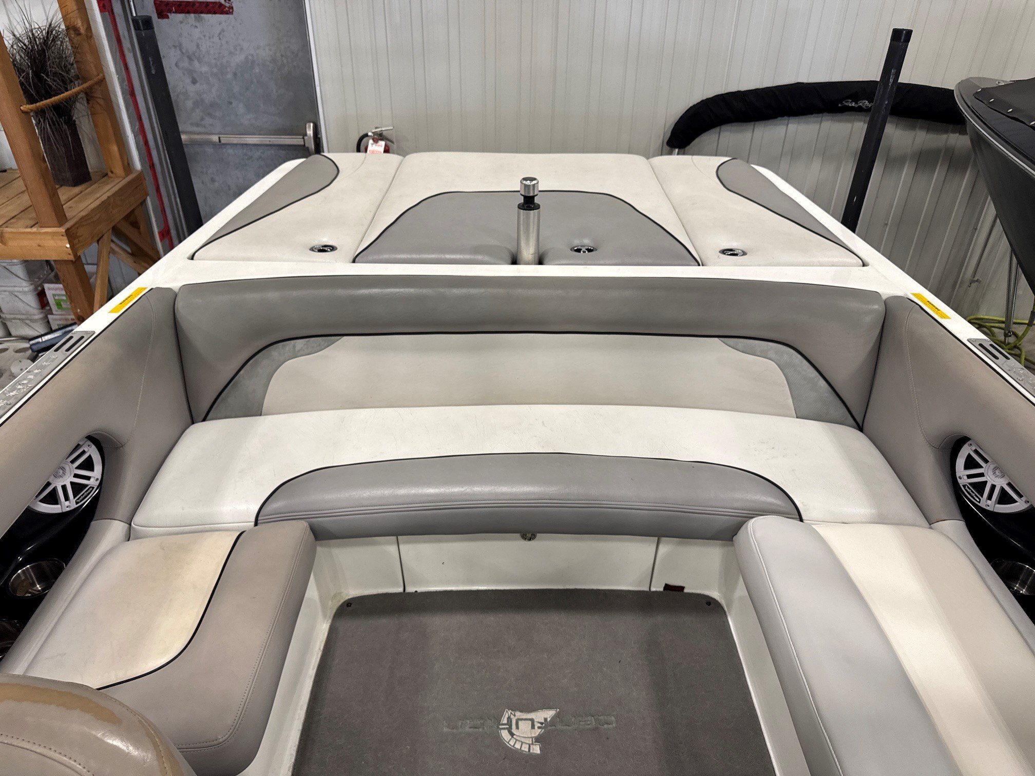 Bateau Centurion Elite V 2010 Moteur PCM 343hp 350h avec Remorque, Complètement Équipé pour le Wakesurf!