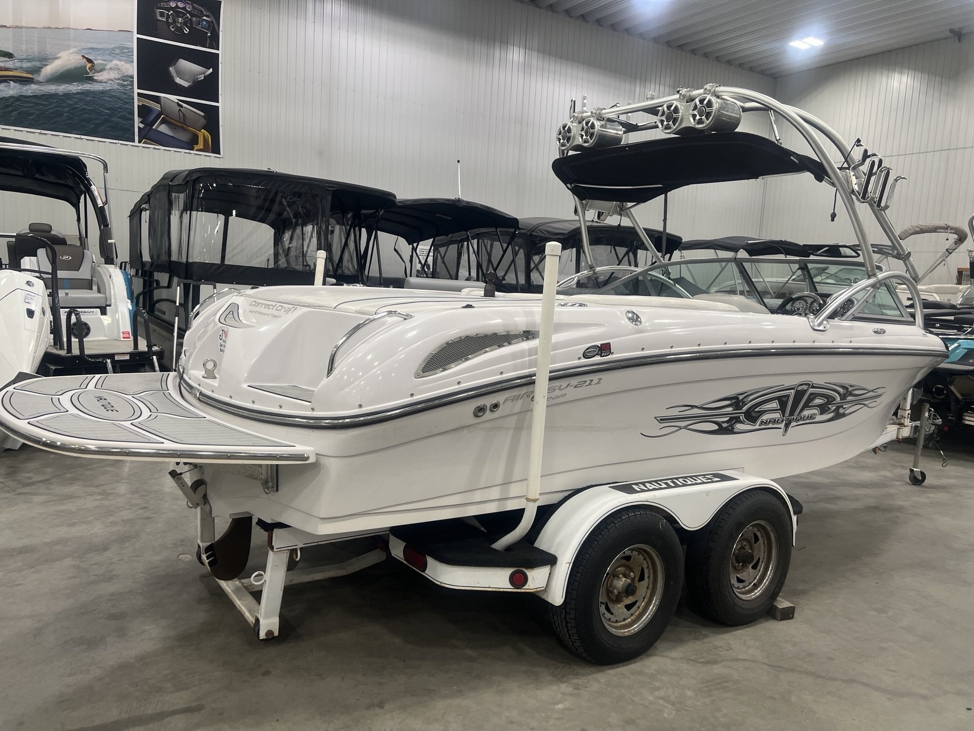 Bateau Correct Craft Super Air Nautique SV211 2007 Blanc sur Blanc, Moteur PCM 5.7l 343hp, Full Équipé Wakesurf!