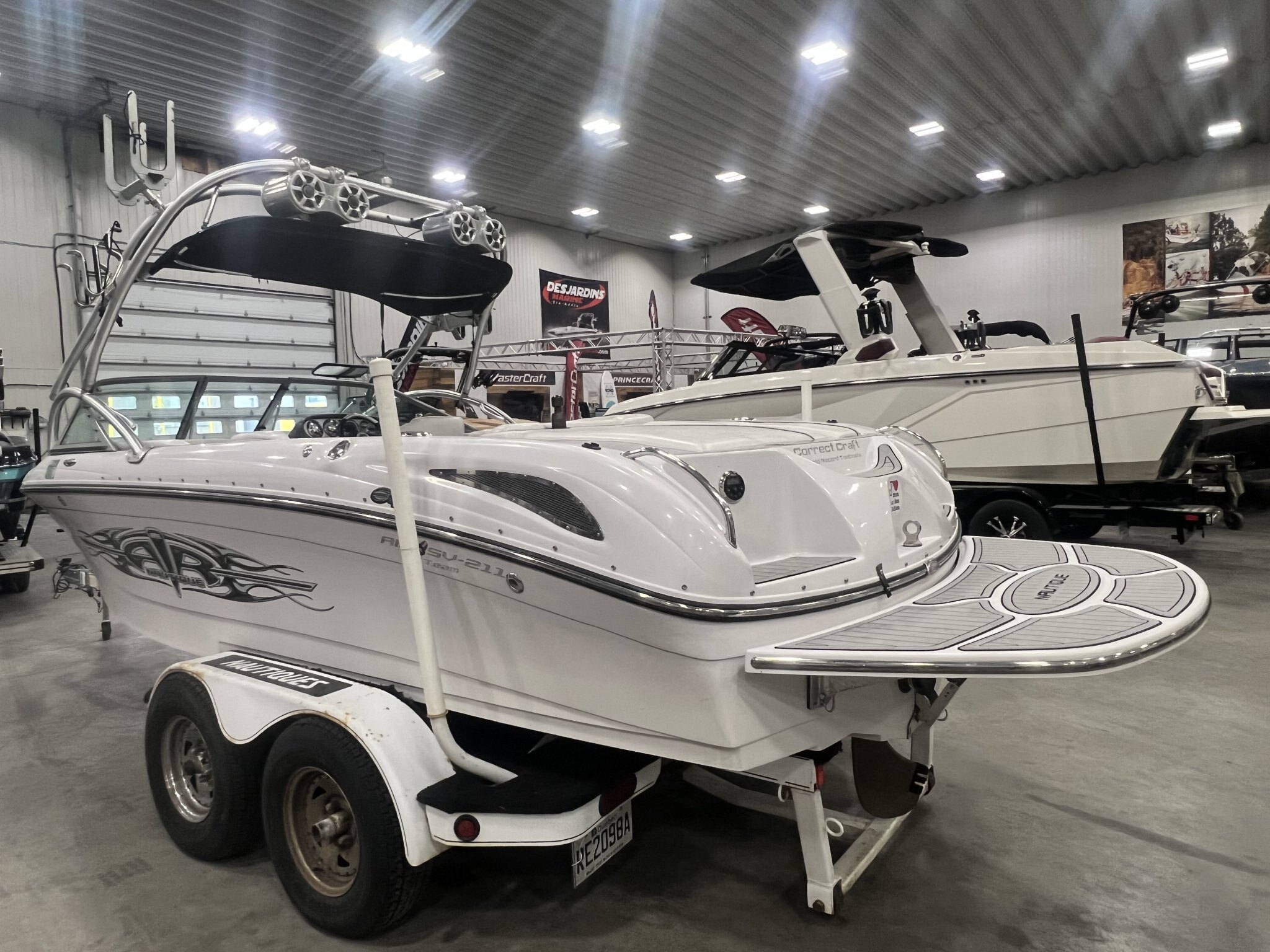 Bateau Correct Craft Super Air Nautique SV211 2007 Blanc sur Blanc, Moteur PCM 5.7l 343hp, Full Équipé Wakesurf!