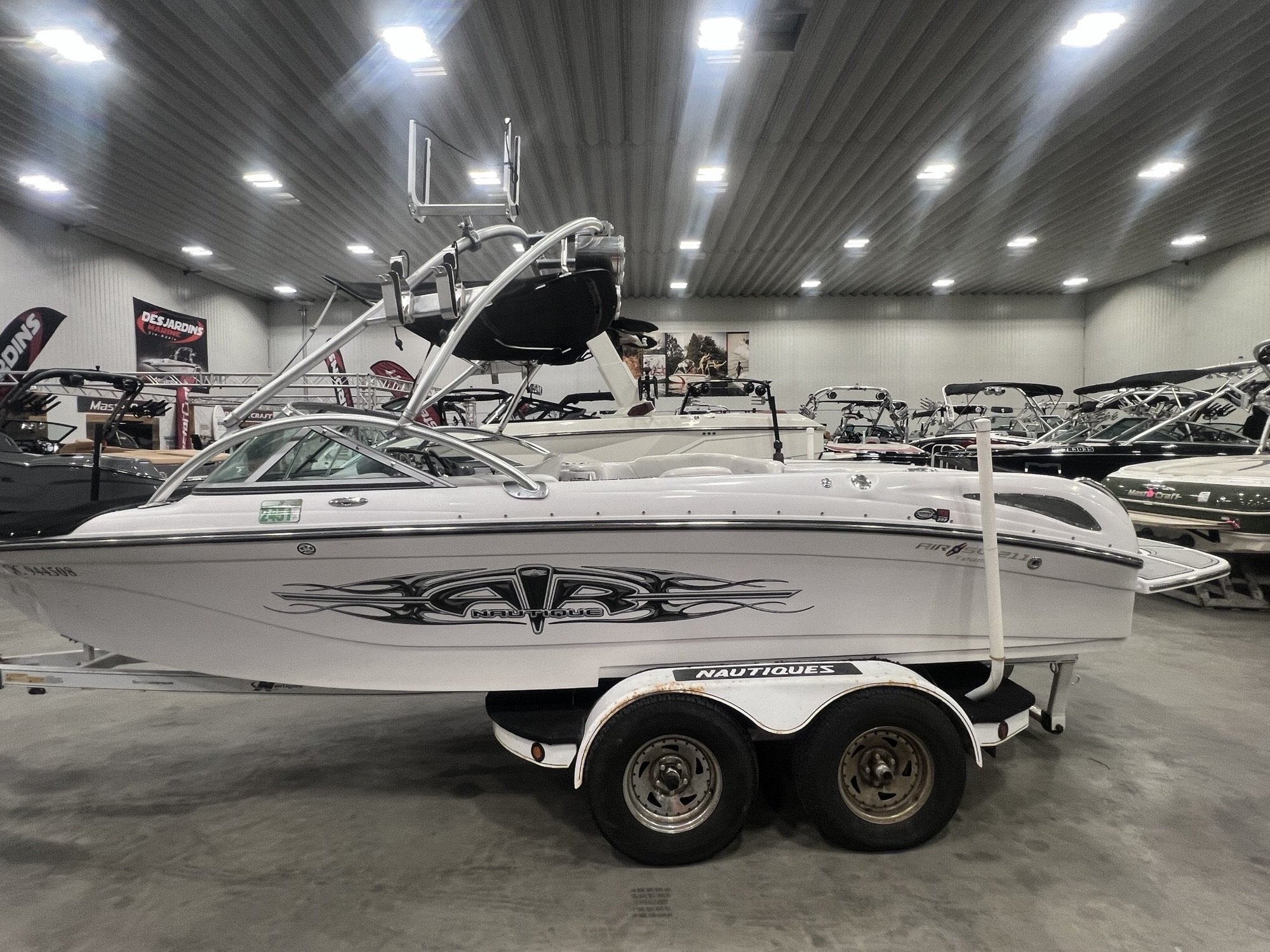 Bateau Correct Craft Super Air Nautique SV211 2007 Blanc sur Blanc, Moteur PCM 5.7l 343hp, Full Équipé Wakesurf!