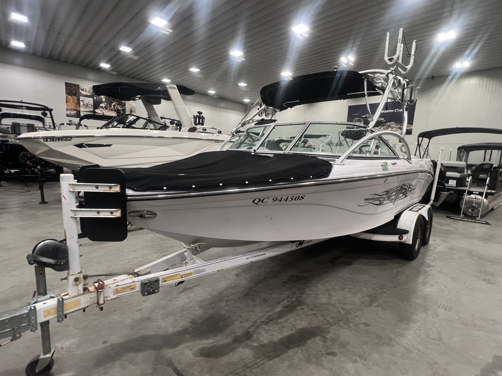 Bateau Correct Craft Super Air Nautique SV211 2007 Blanc sur Blanc, Moteur PCM 5.7l 343hp, Full Équipé Wakesurf!