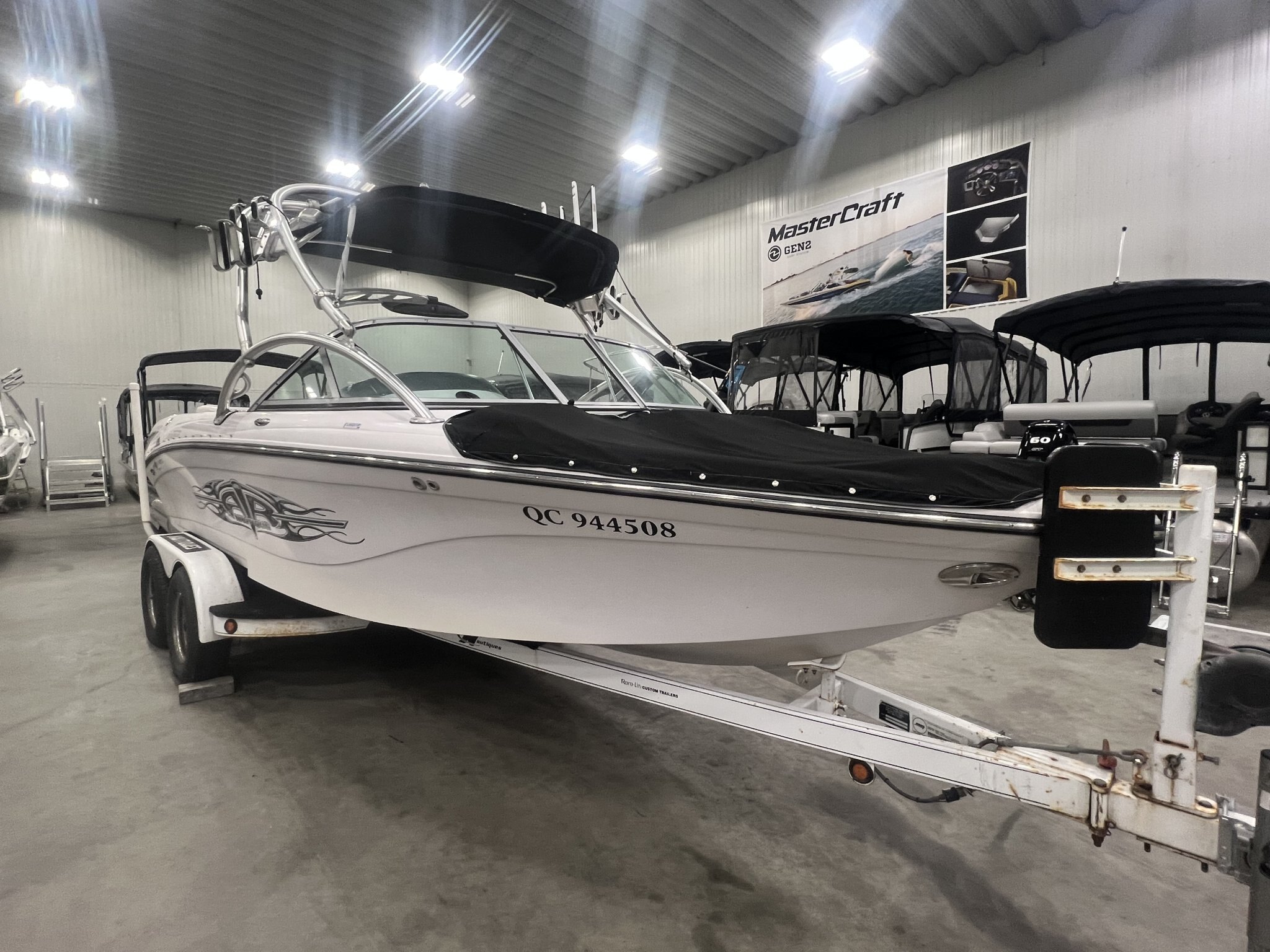 Bateau Correct Craft Super Air Nautique SV211 2007 Blanc sur Blanc, Moteur PCM 5.7l 343hp, Full Équipé Wakesurf!