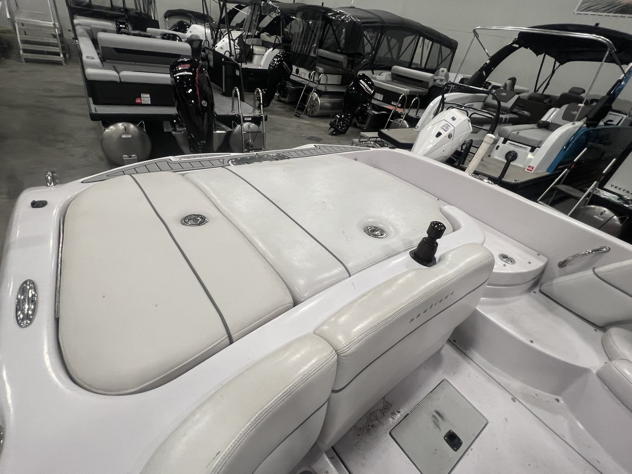 Bateau Correct Craft Super Air Nautique SV211 2007 Blanc sur Blanc, Moteur PCM 5.7l 343hp, Full Équipé Wakesurf!