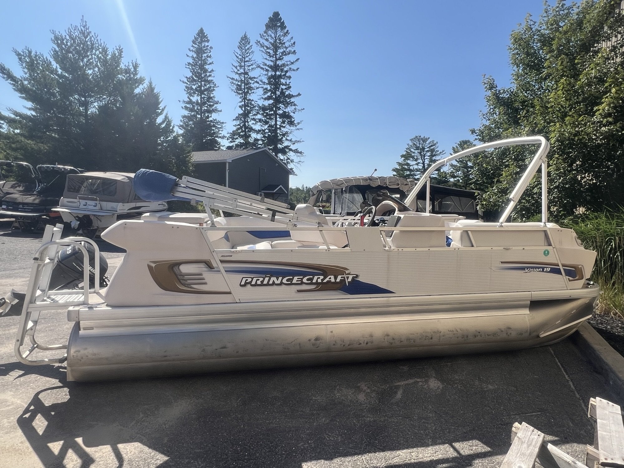 Ponton Princecraft Vision 19 2008 Bleu & Beige, Moteur Yamaha 9.9hp 4 temps, Toit Campeur, Table, Système de sons!